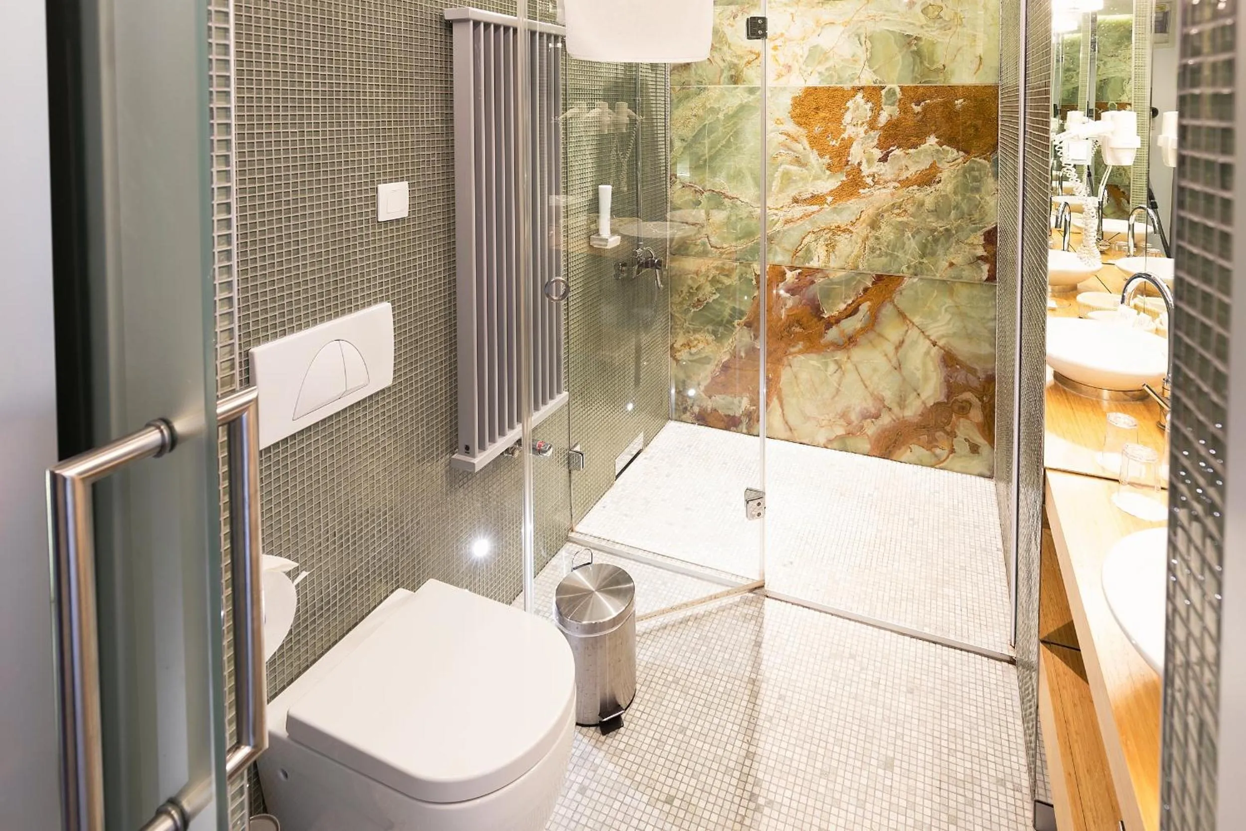 Bathroom in Hotel Zena Beauty & Shopping Center