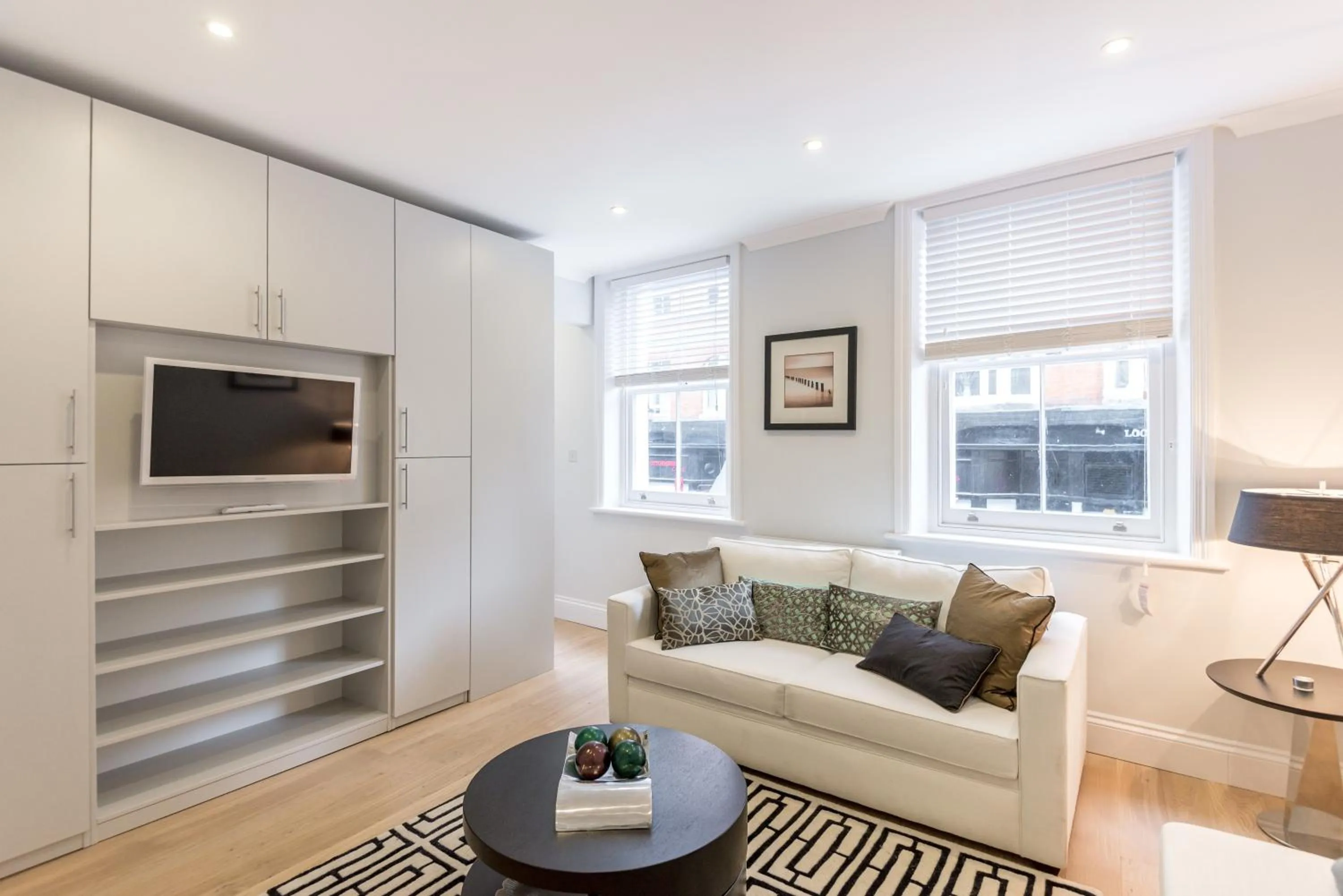 TV and multimedia in High Street Kensington Apartment