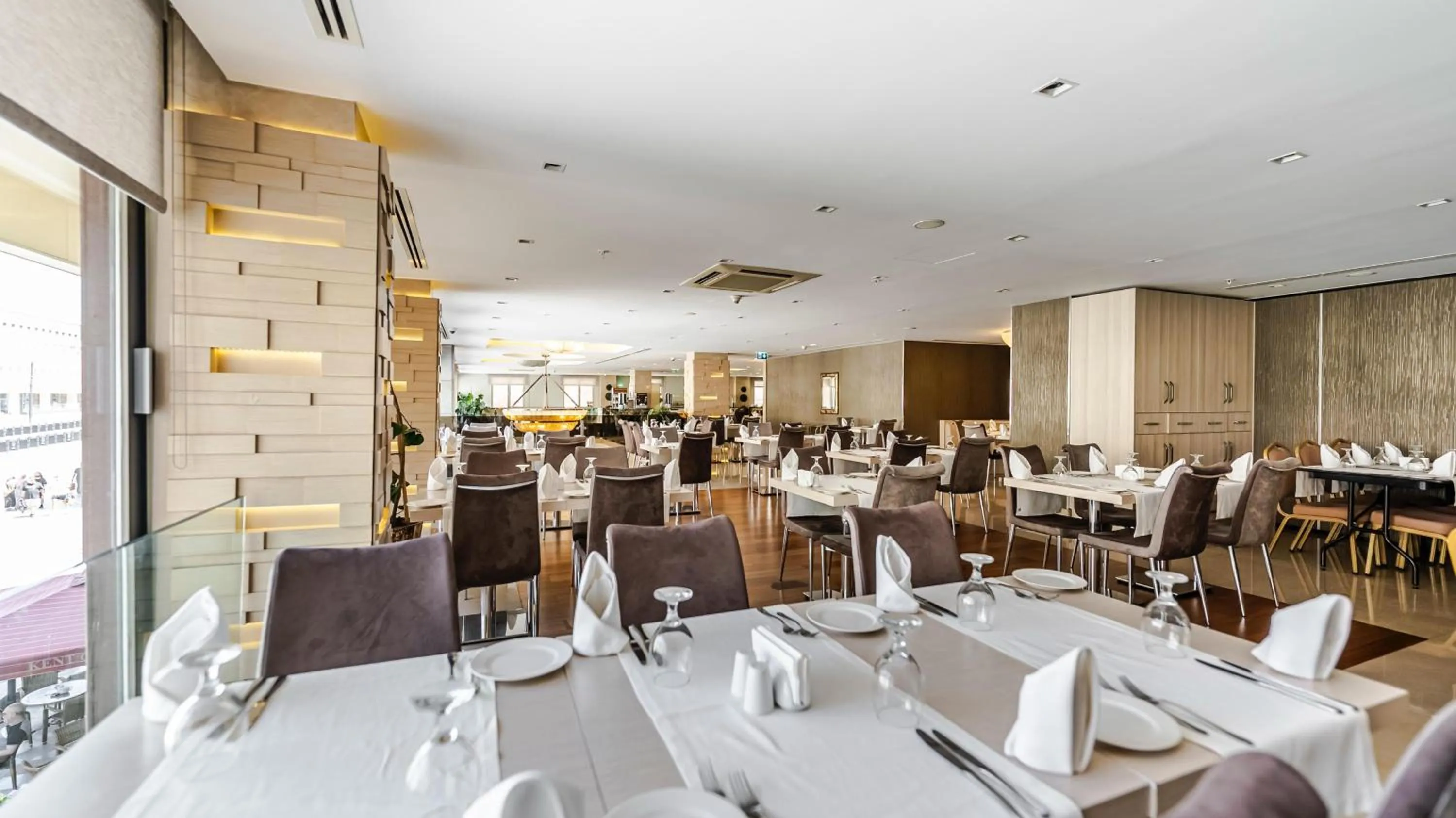 Restaurant/places to eat in Kent Hotel