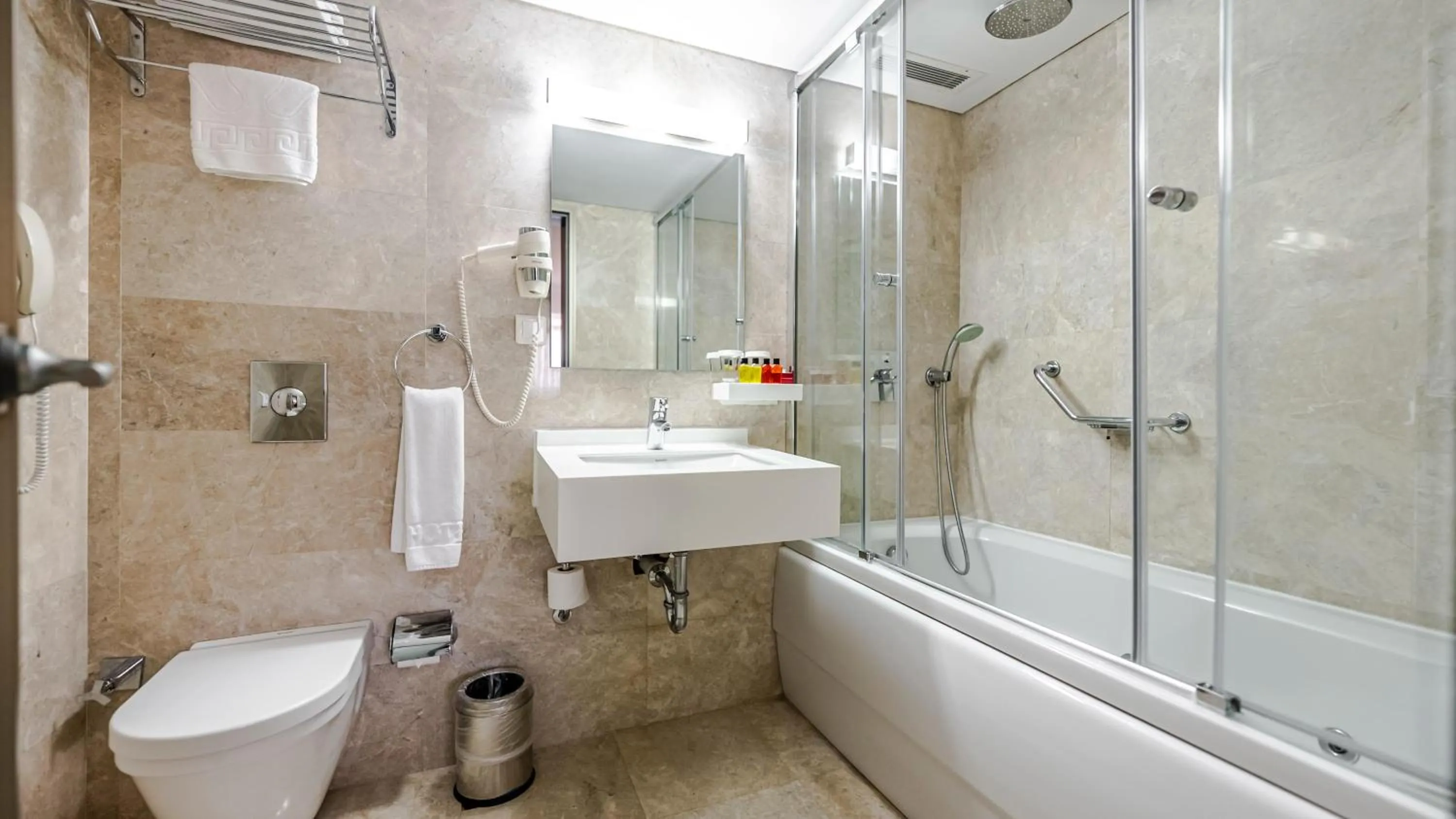 Shower in Kent Hotel