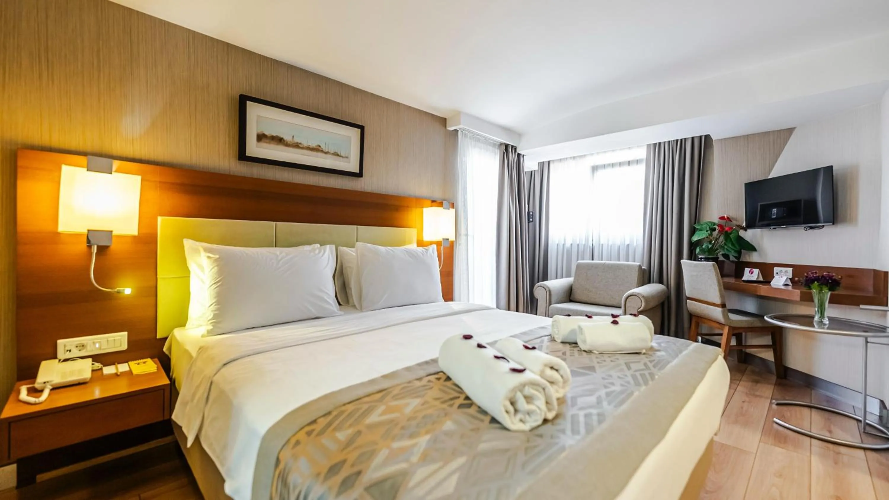 Communal lounge/ TV room, Bed in Kent Hotel