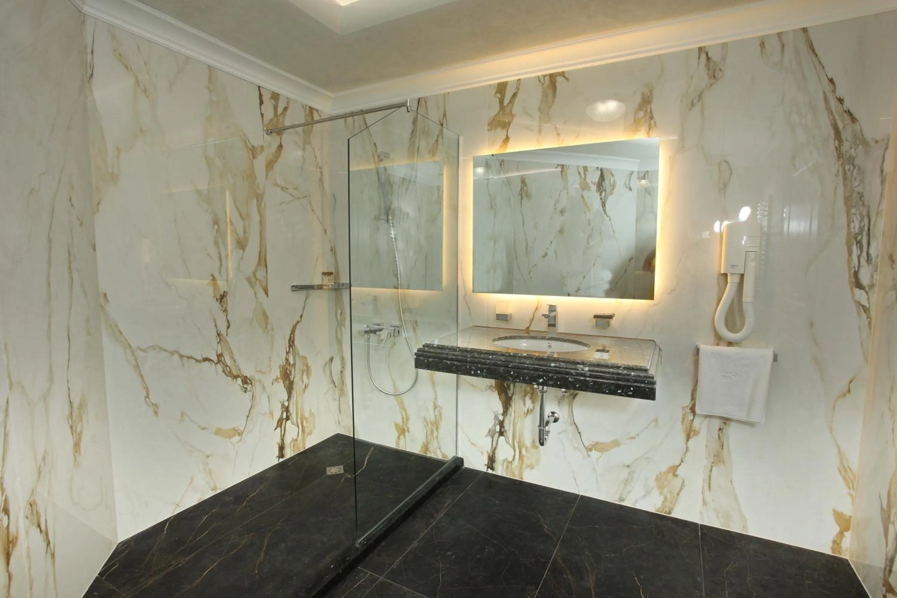 Bathroom in Art Complex Anel