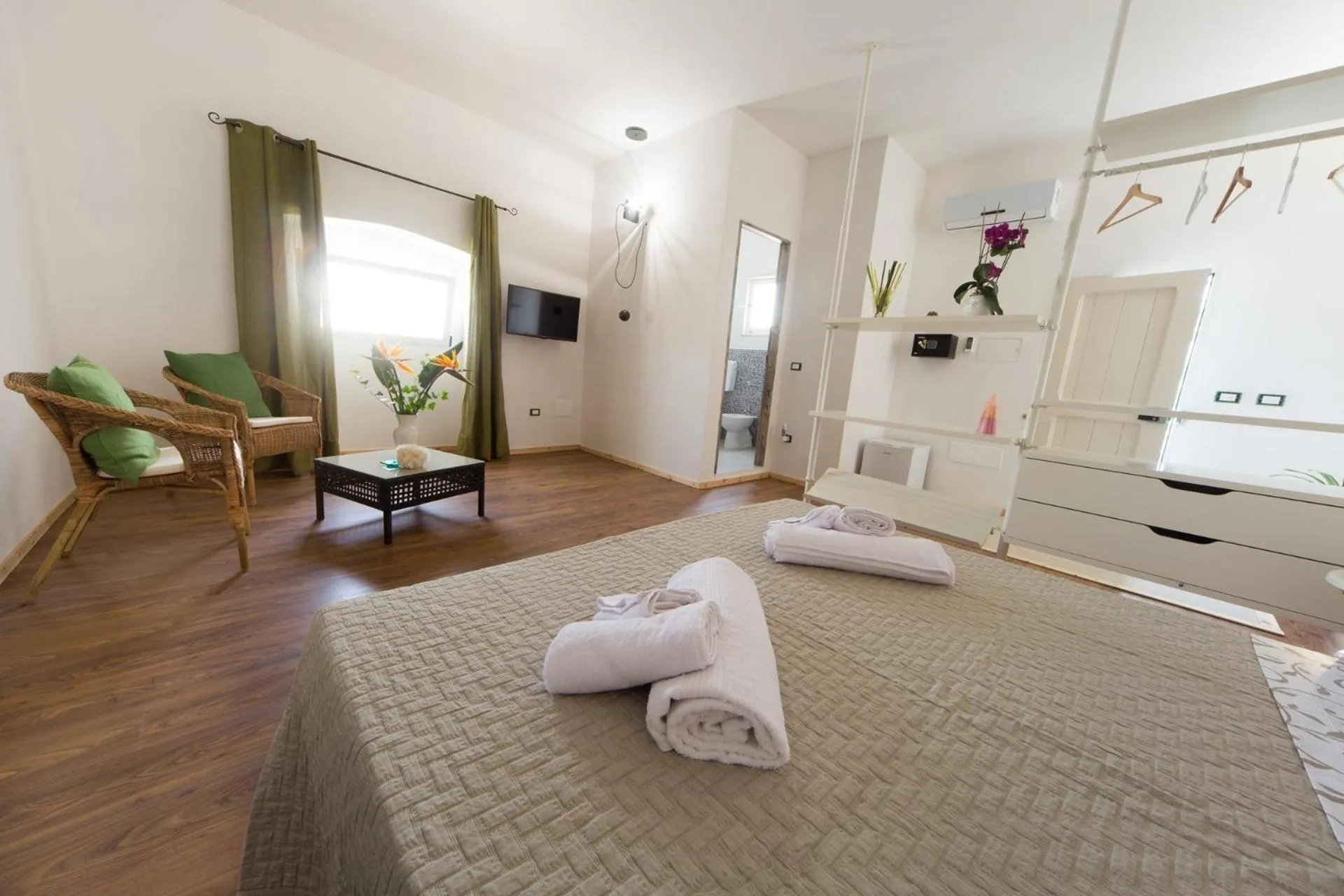 Photo of the whole room, Bed in Giardino Nascosto