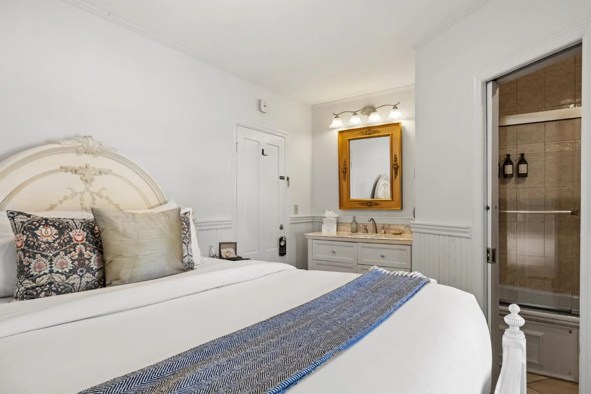 Bed in Hartstone Inn