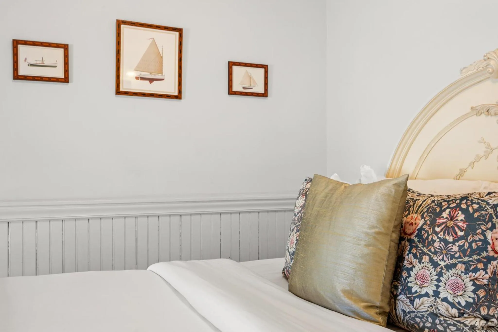 Bed in Hartstone Inn