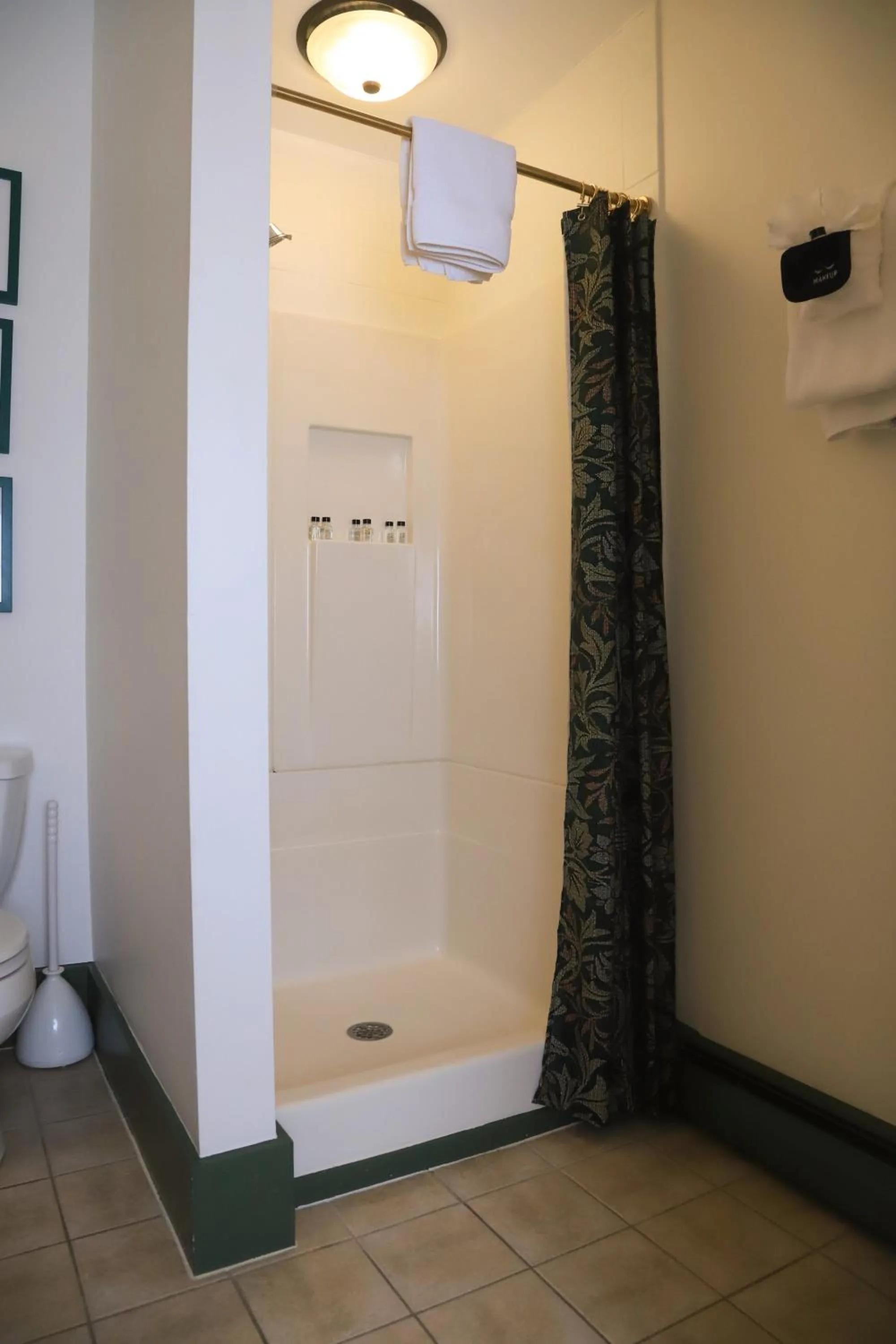 Shower in Hartstone Inn