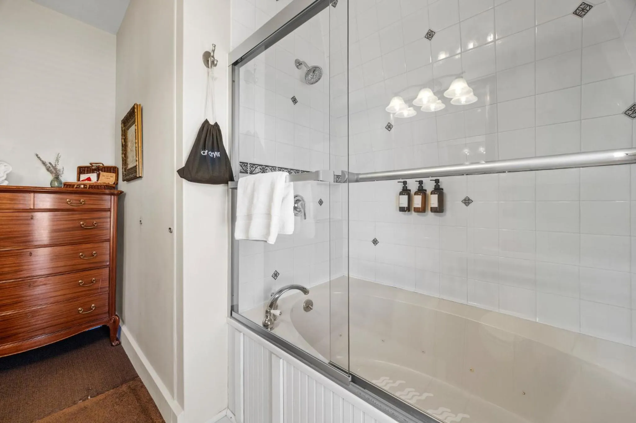 Shower in Hartstone Inn