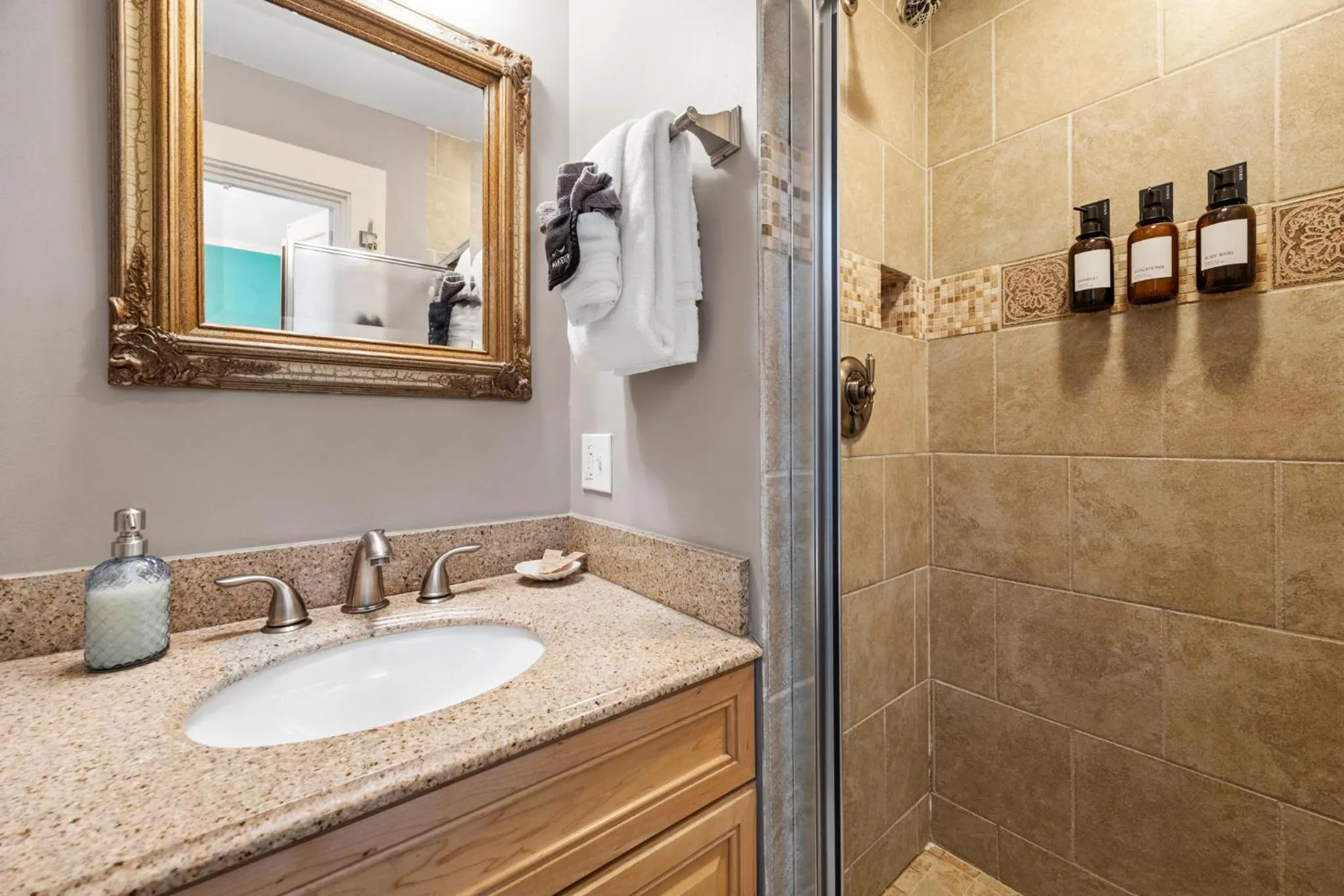 Shower in Hartstone Inn