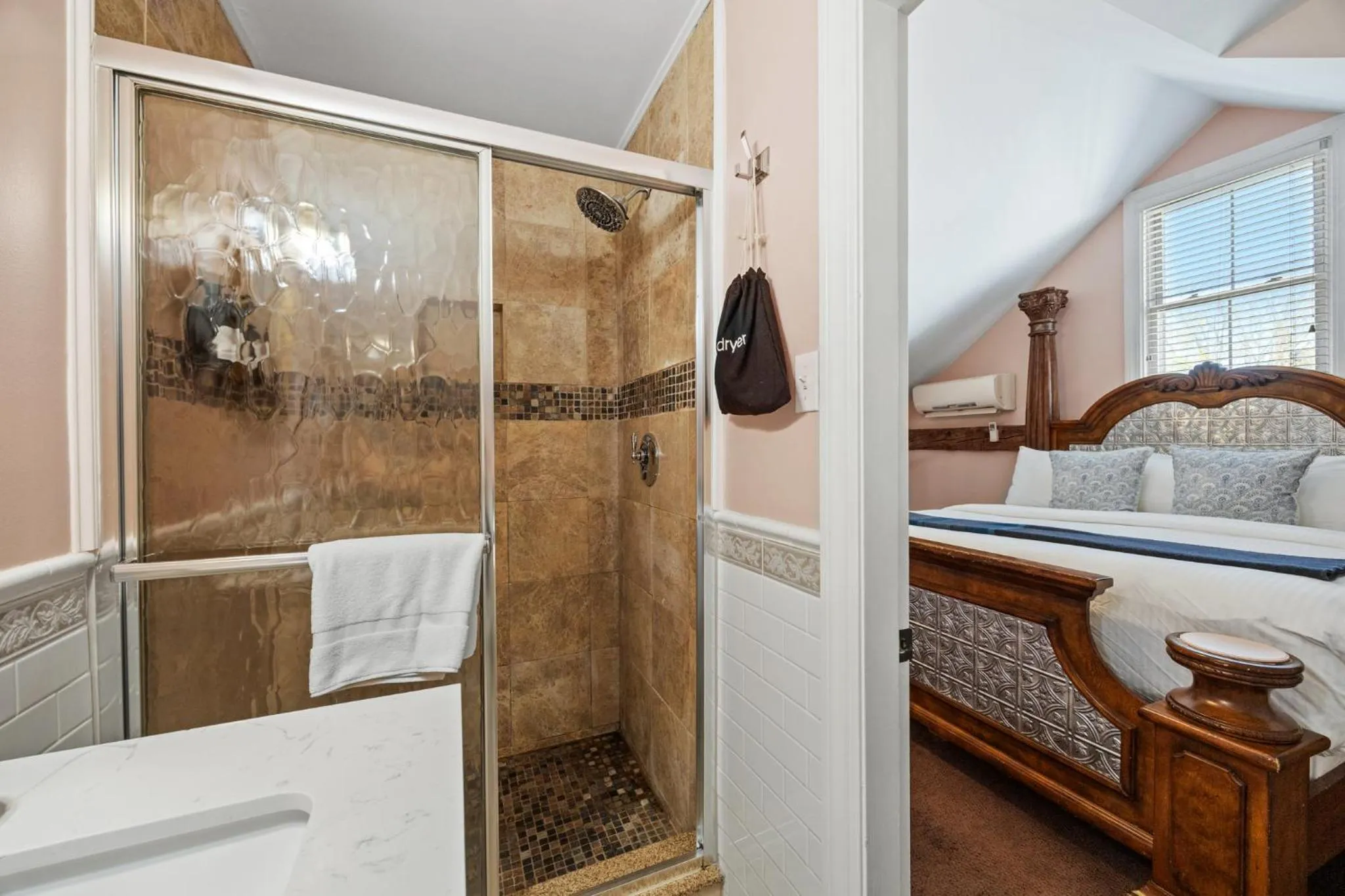 Shower, Bed in Hartstone Inn