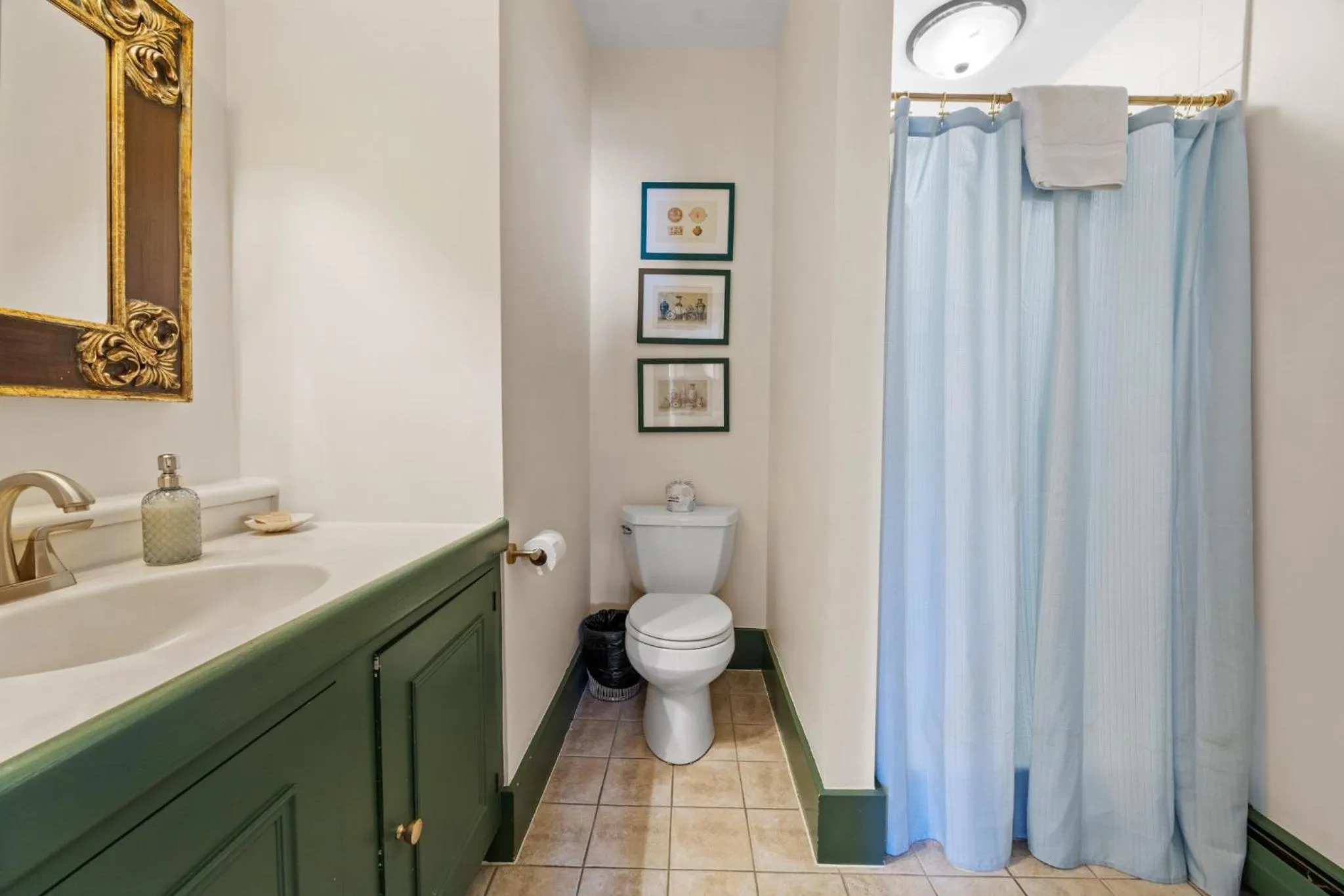 Toilet in Hartstone Inn