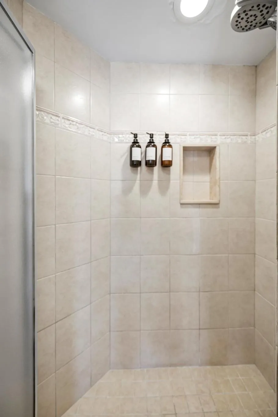 Shower in Hartstone Inn