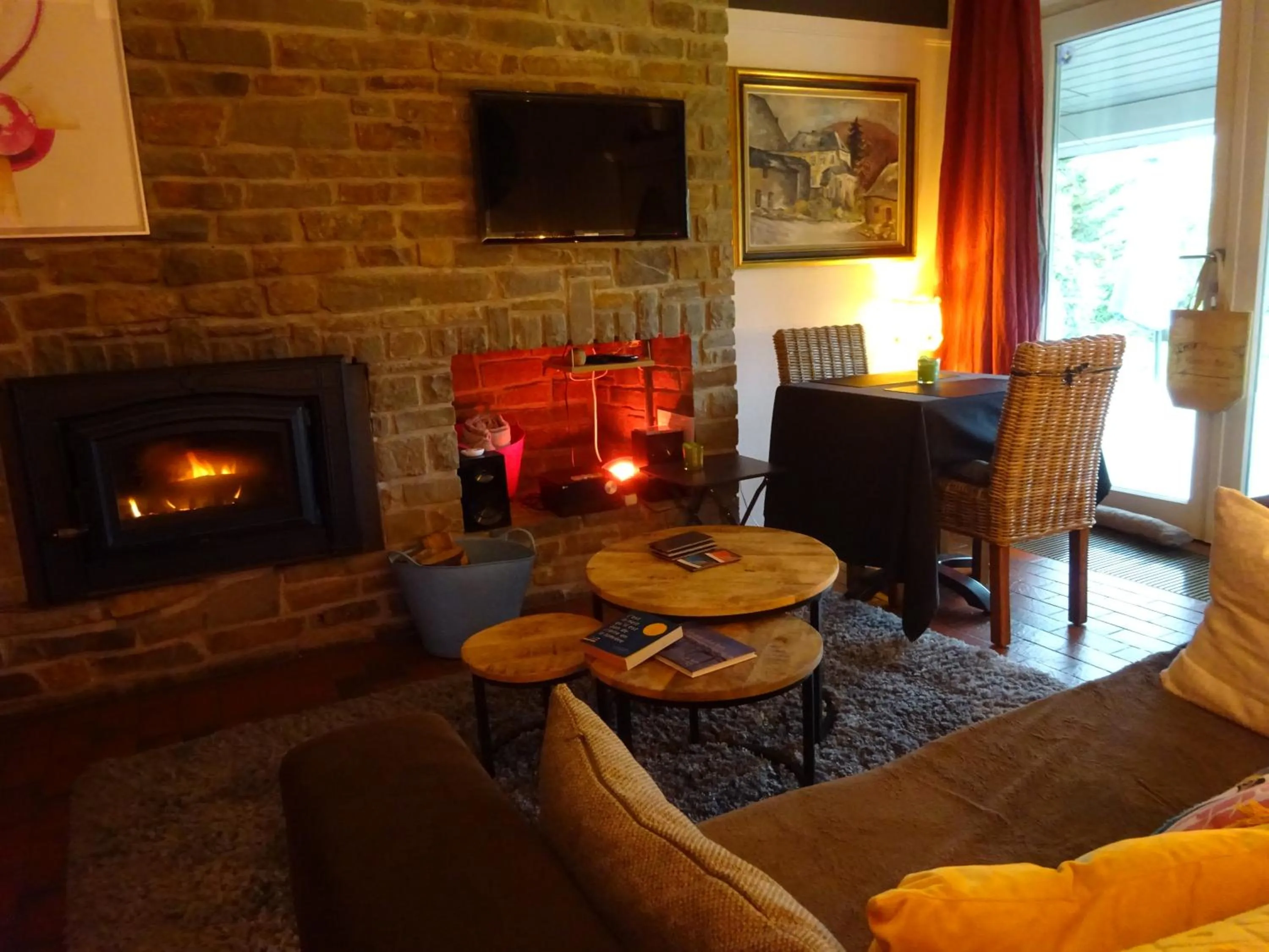 Communal lounge/ TV room in A L'inattendue