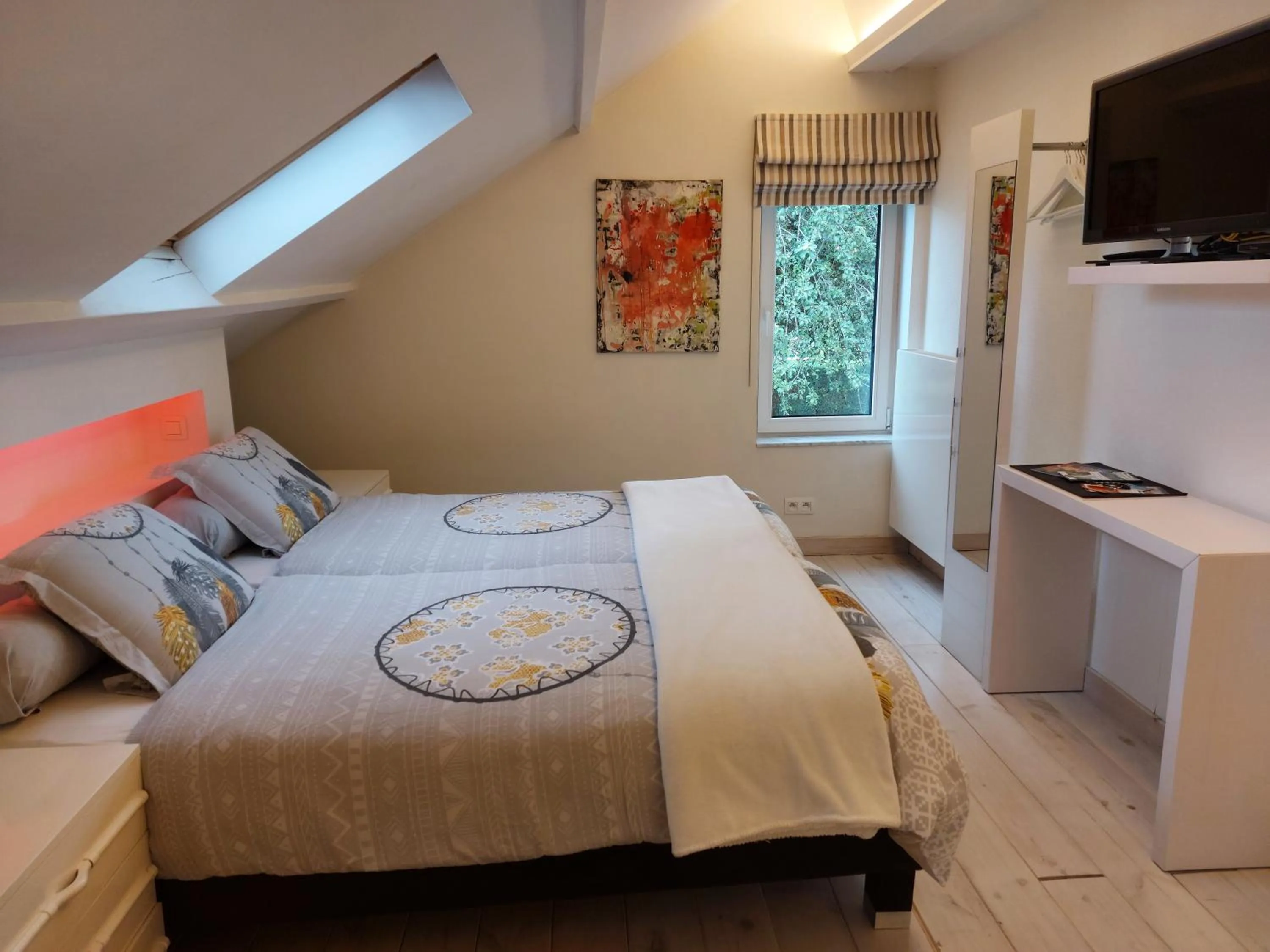 Photo of the whole room, Bed in A L'inattendue