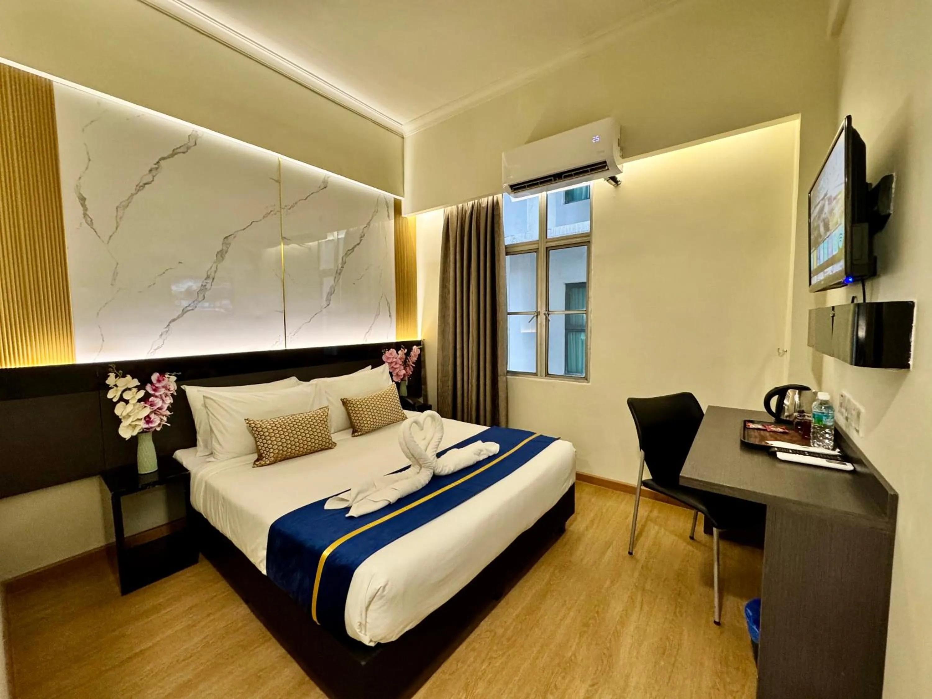 Bed in Central City Hotel at Chinatown