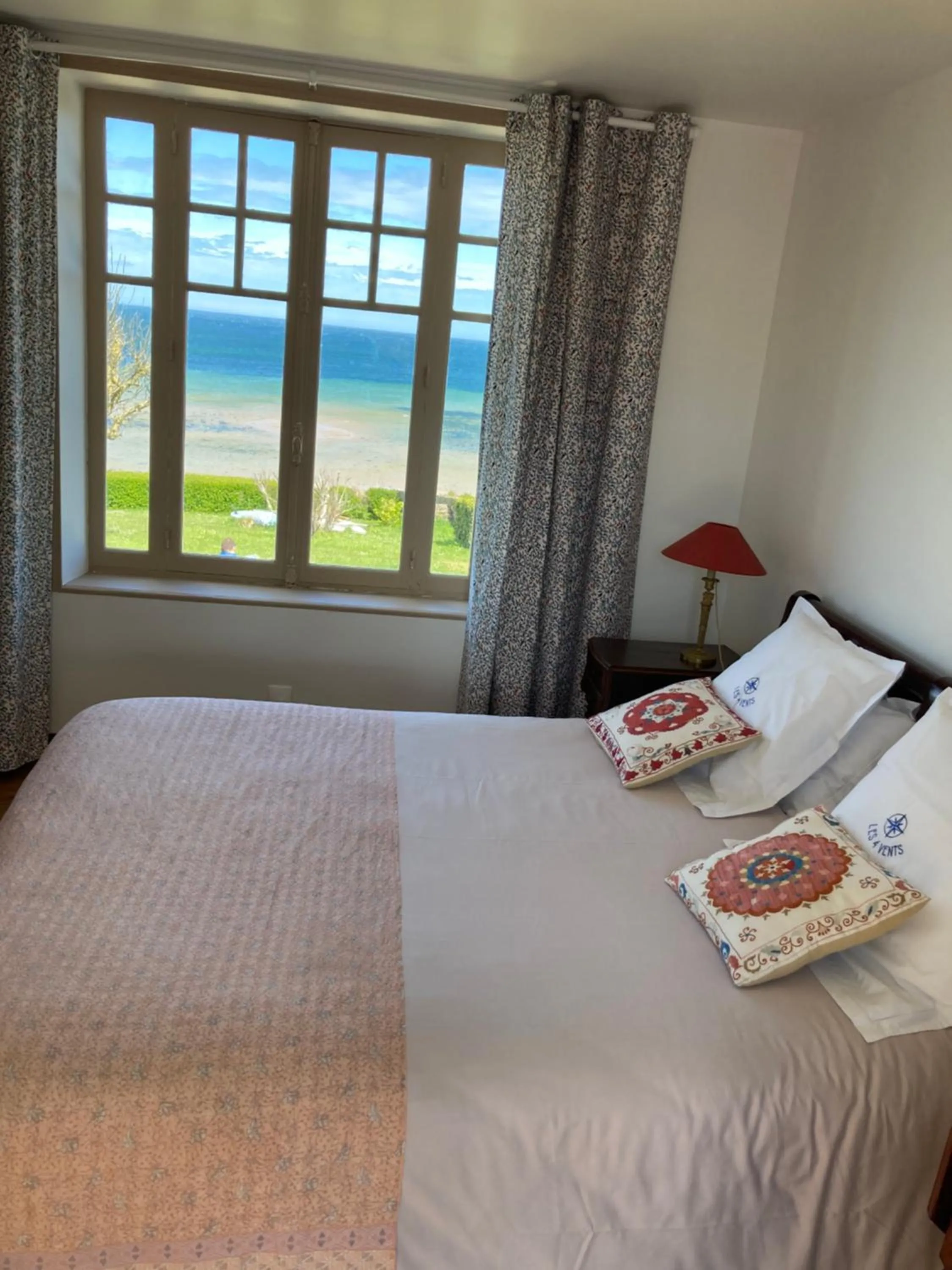 Sea view, Bed in Chambres d'hôtes Les 4 Vents Pointe du Hoc - Landing Beaches
