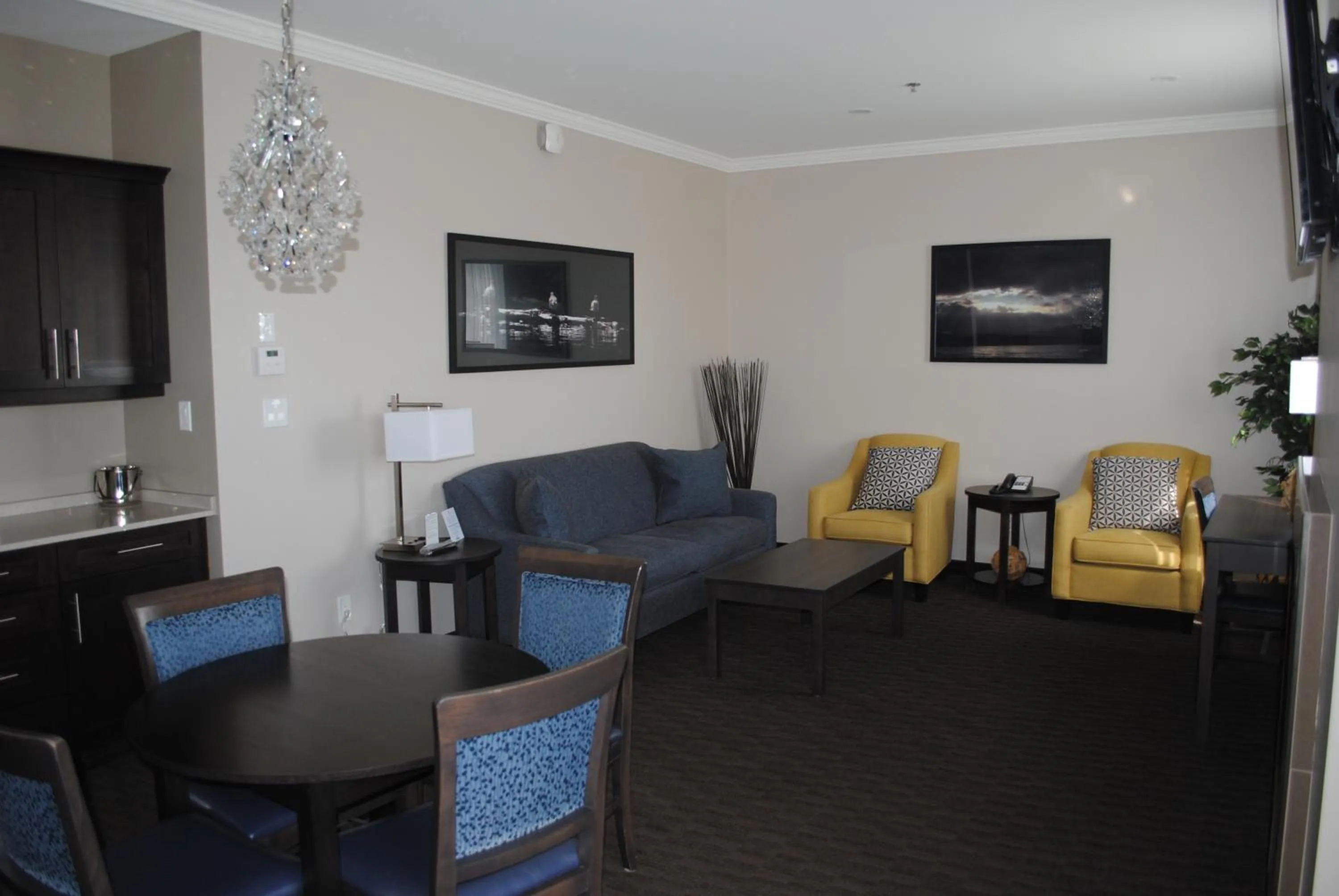 Days Inn & Suites by Wyndham Lindsay