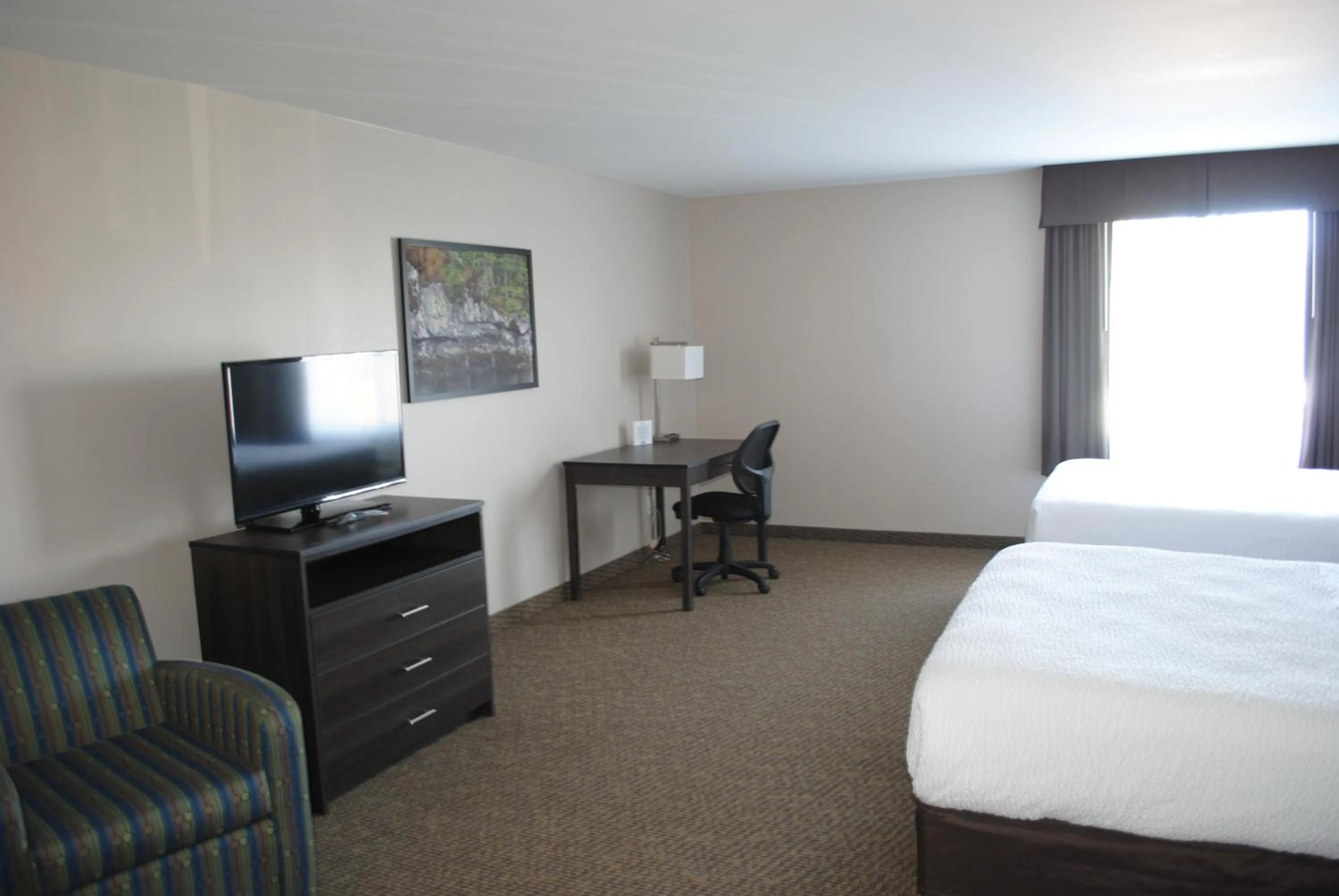 Bed in Days Inn & Suites by Wyndham Lindsay