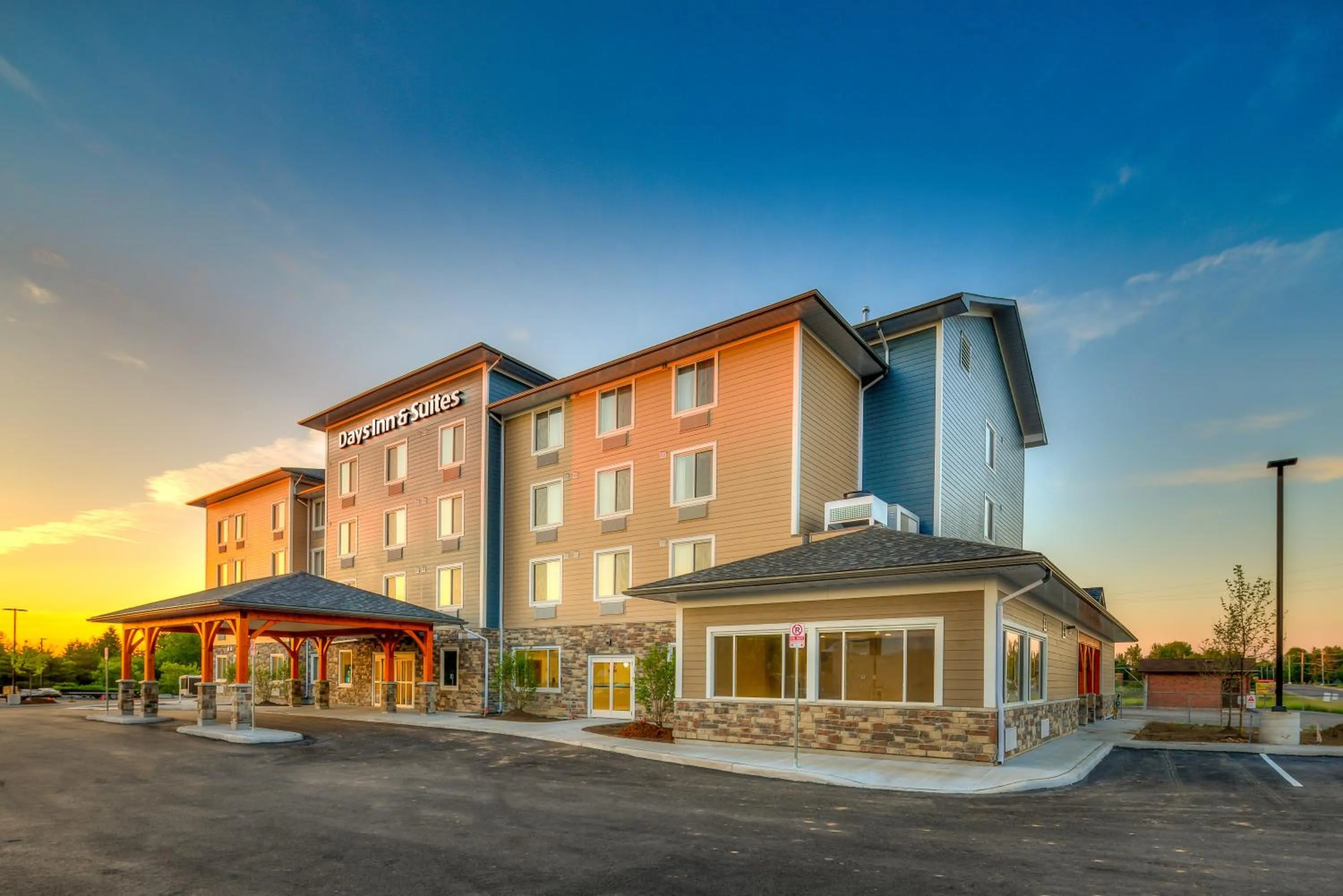 Facade/entrance in Days Inn & Suites by Wyndham Lindsay