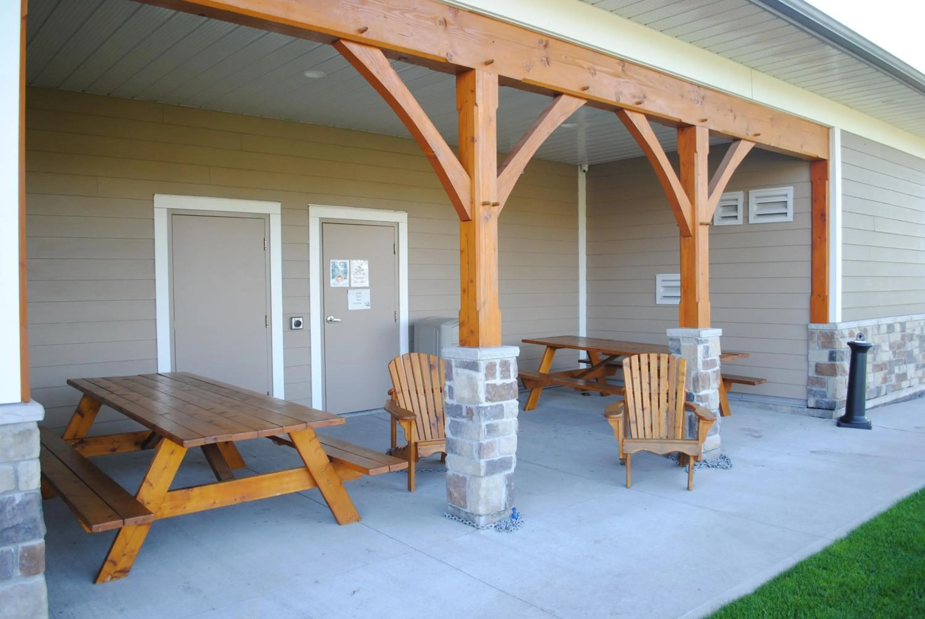 Property building in Days Inn & Suites by Wyndham Lindsay