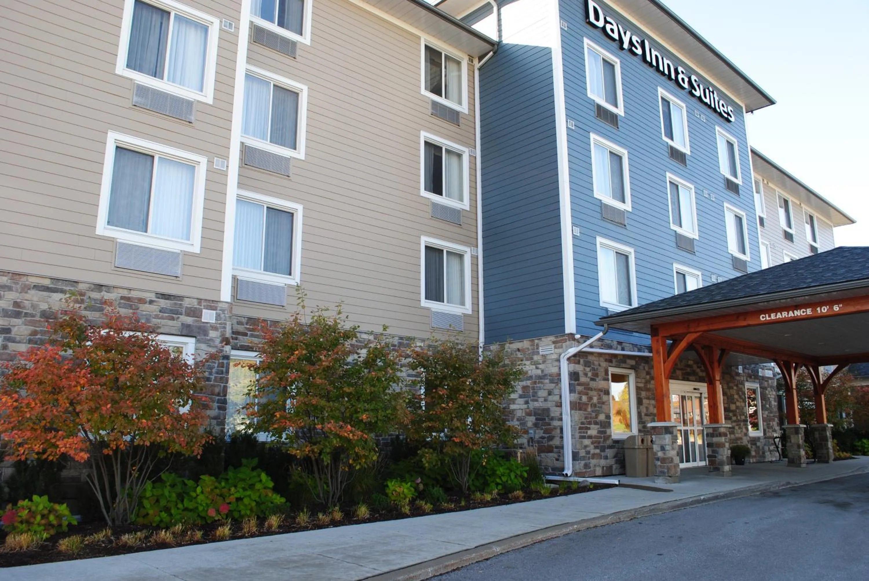 Facade/entrance in Days Inn & Suites by Wyndham Lindsay