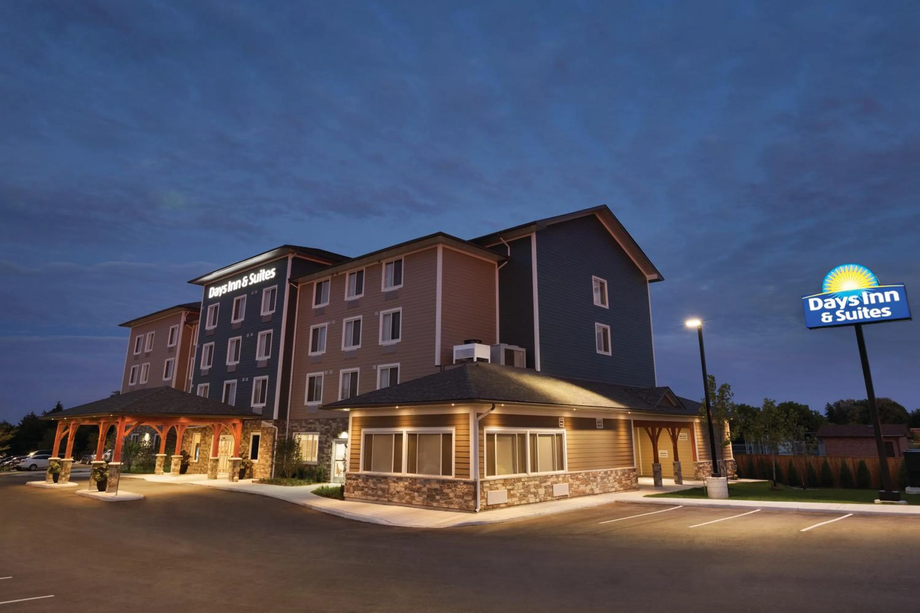 Facade/entrance in Days Inn & Suites by Wyndham Lindsay