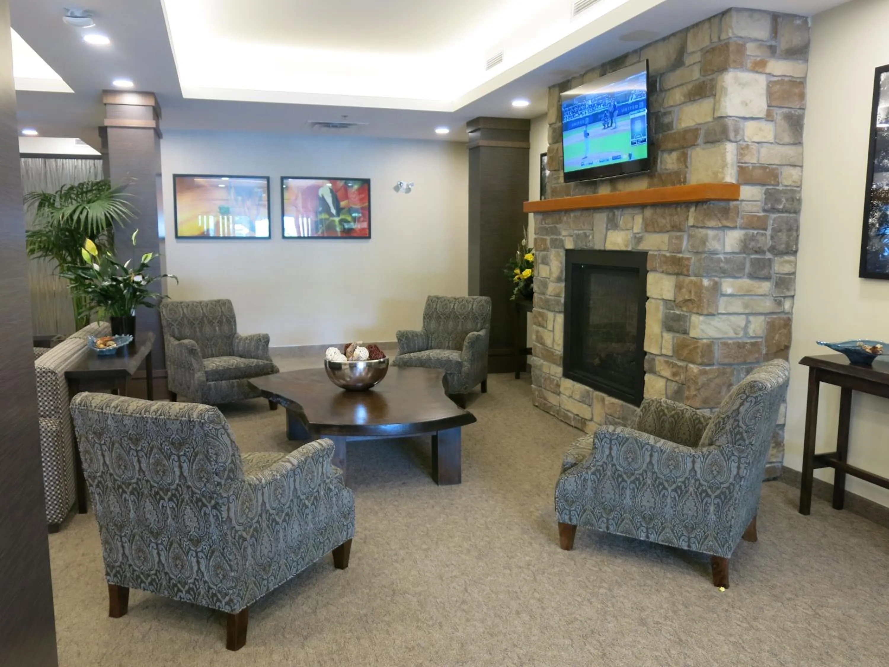 Seating area in Days Inn & Suites by Wyndham Lindsay