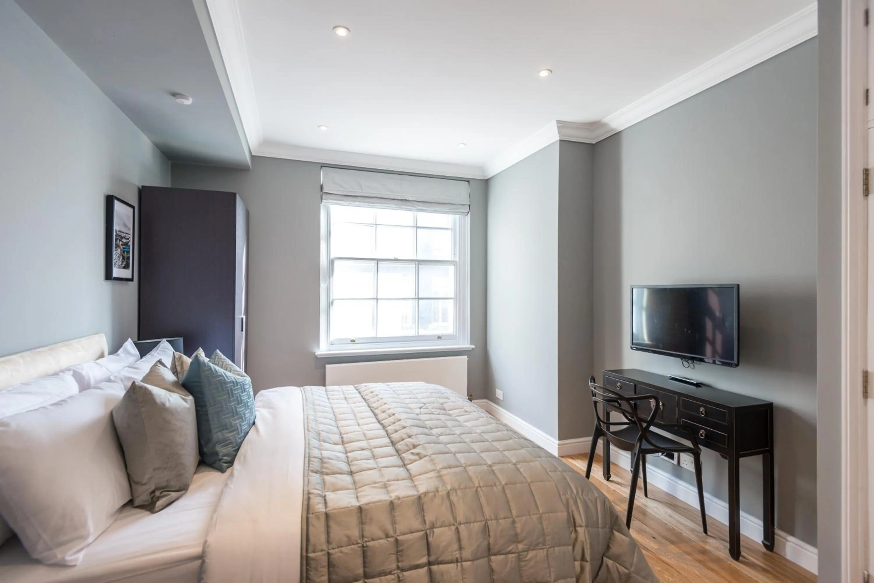 Bedroom, TV/Entertainment Center in Mayfair private Apartments