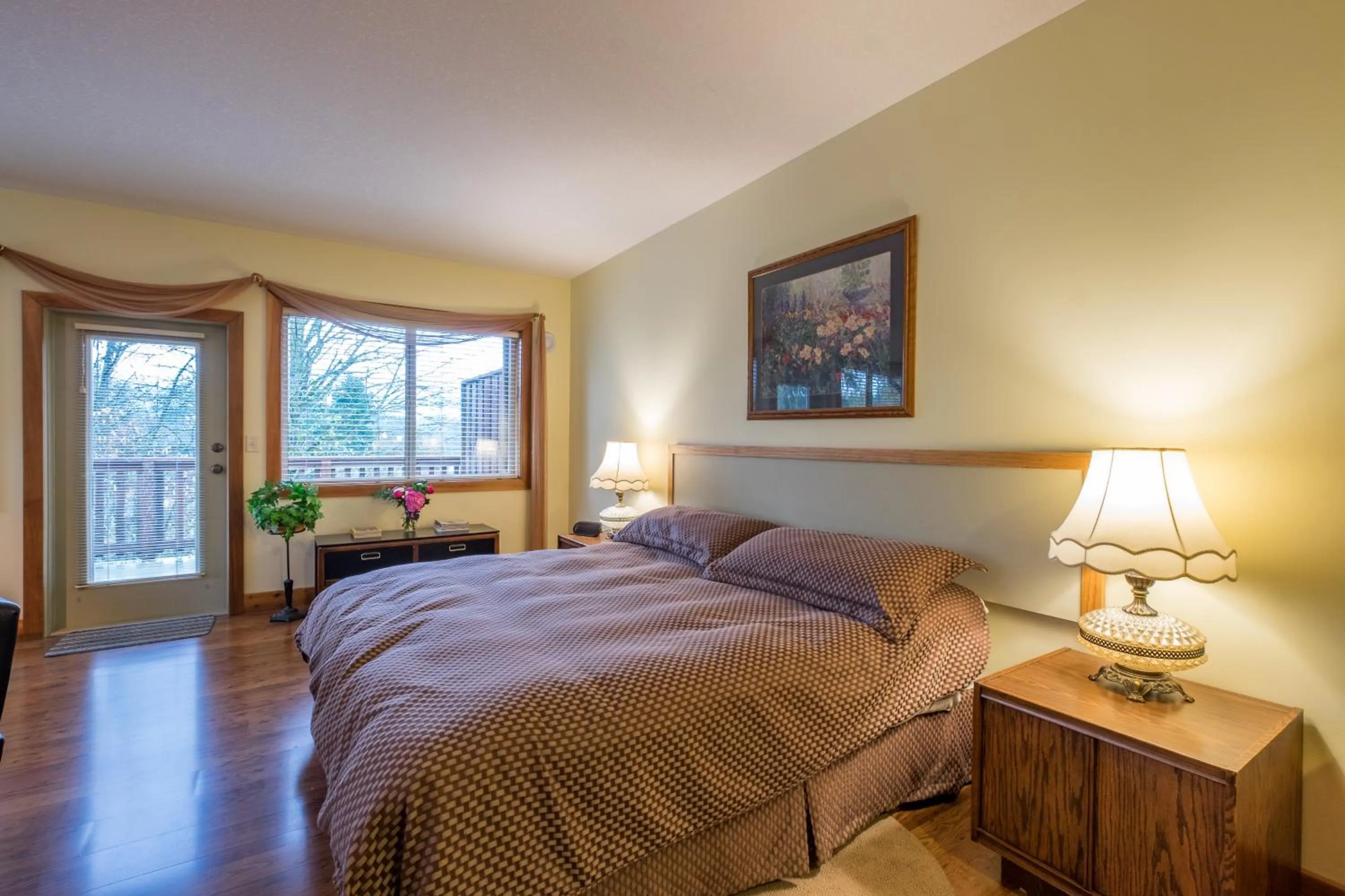 Bed in Kiwi Cove Lodge