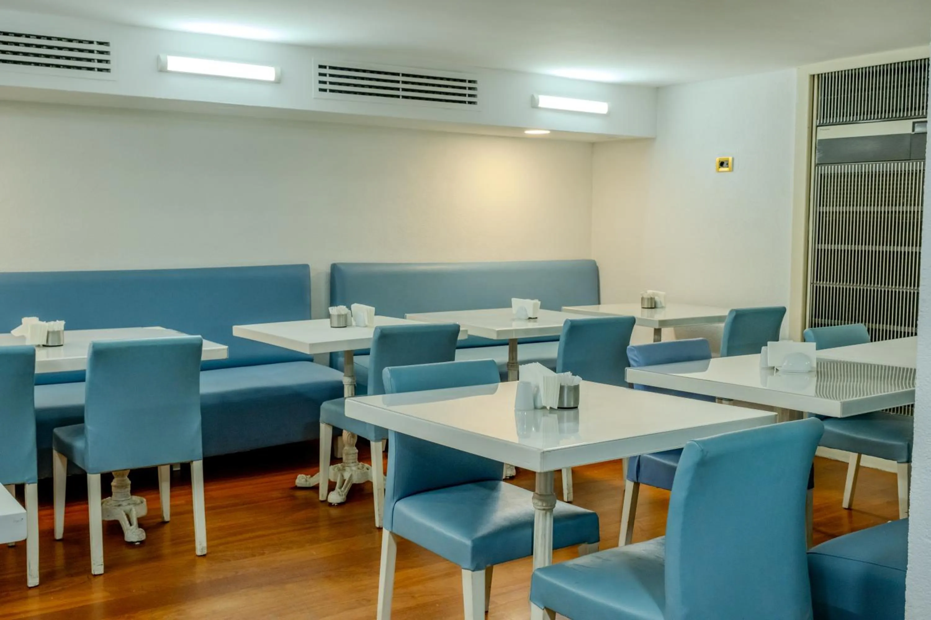 Restaurant/places to eat in Peak Star Hotel