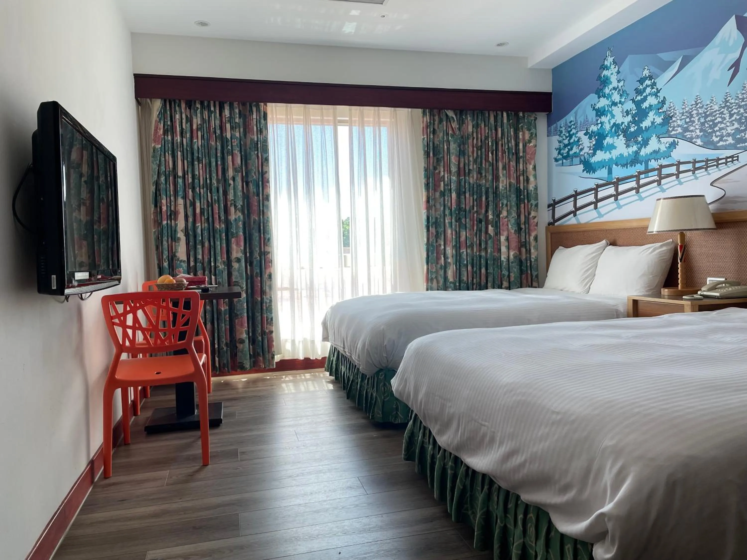 Photo of the whole room, Bed in Howard Kenting Wonder House