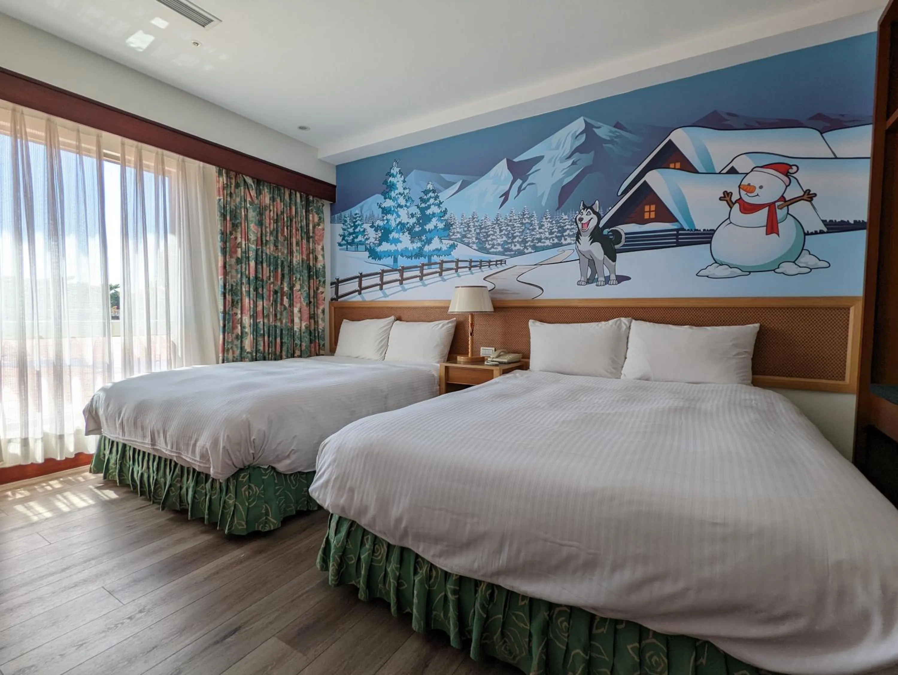 Photo of the whole room, Bed in Howard Kenting Wonder House