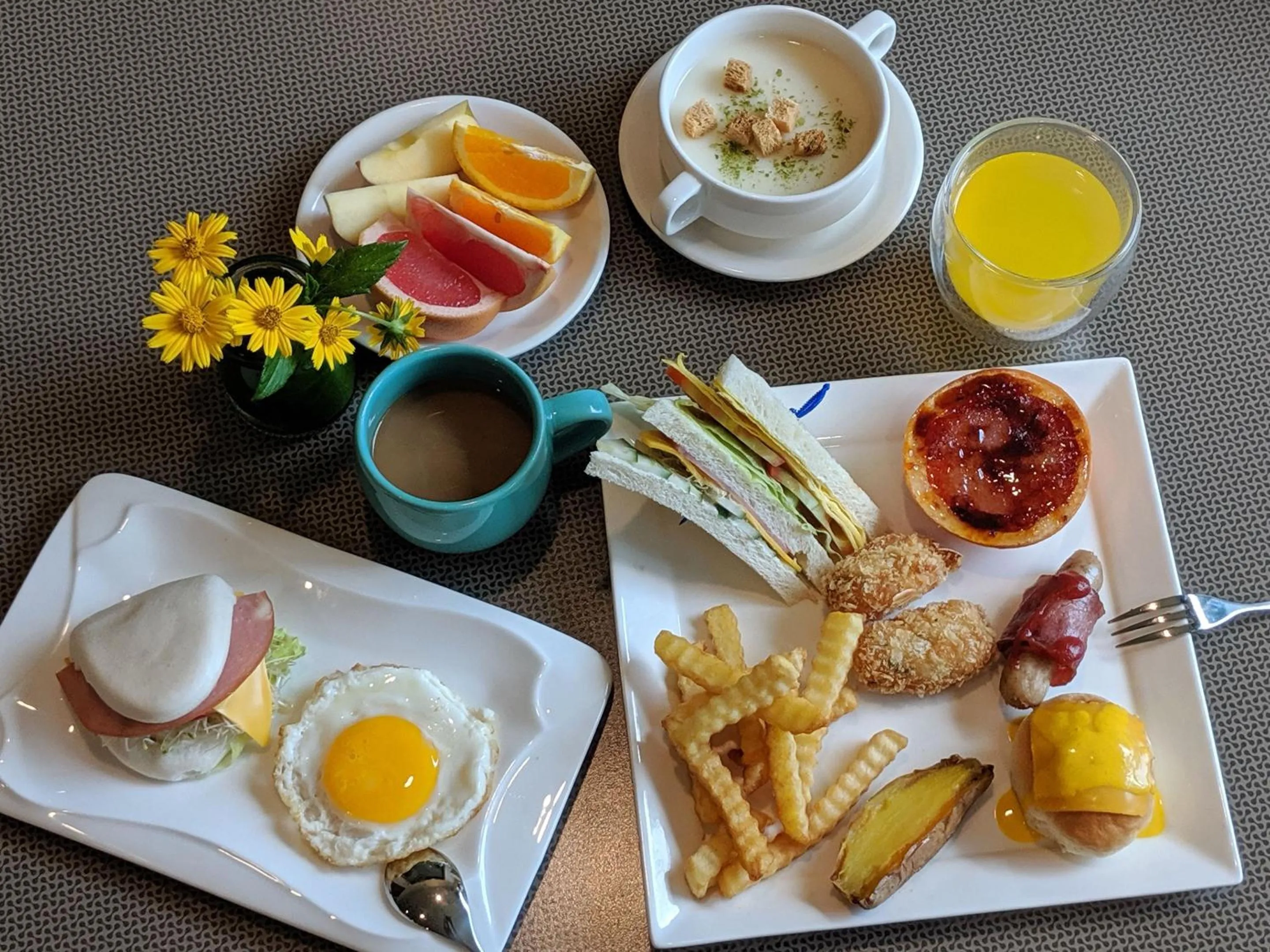 Breakfast in Howard Kenting Wonder House