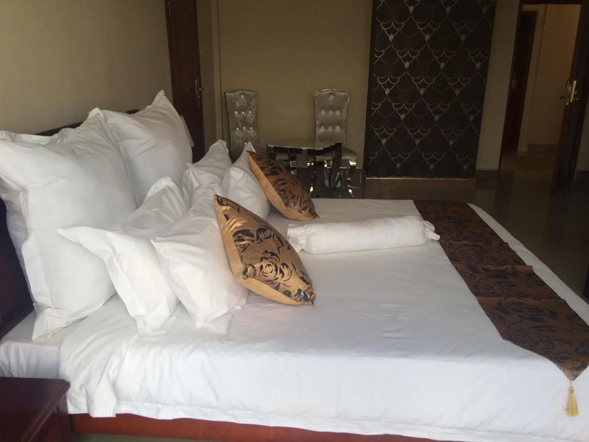 Photo of the whole room, Bed in Sherbourne Hotel