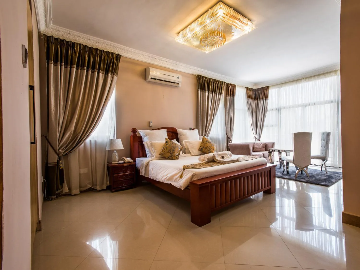 Photo of the whole room, Bed in Sherbourne Hotel