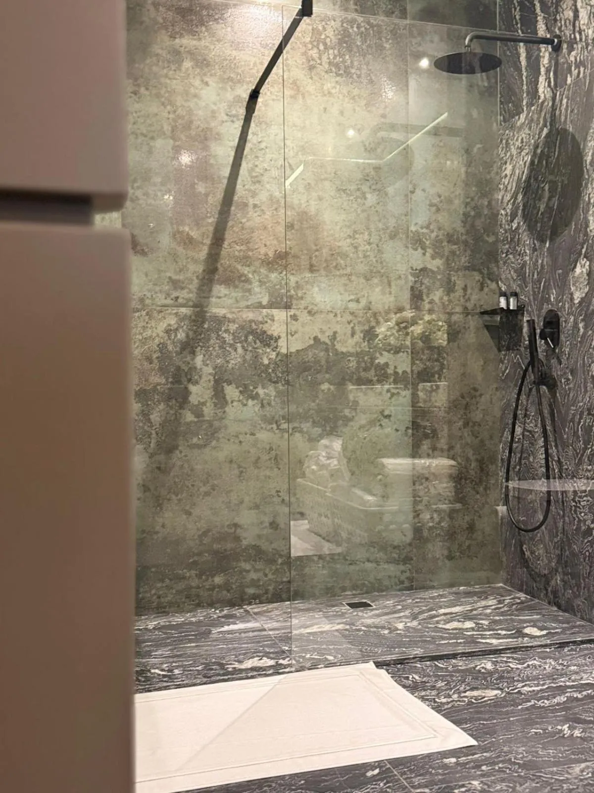 Shower in Hotel Florença