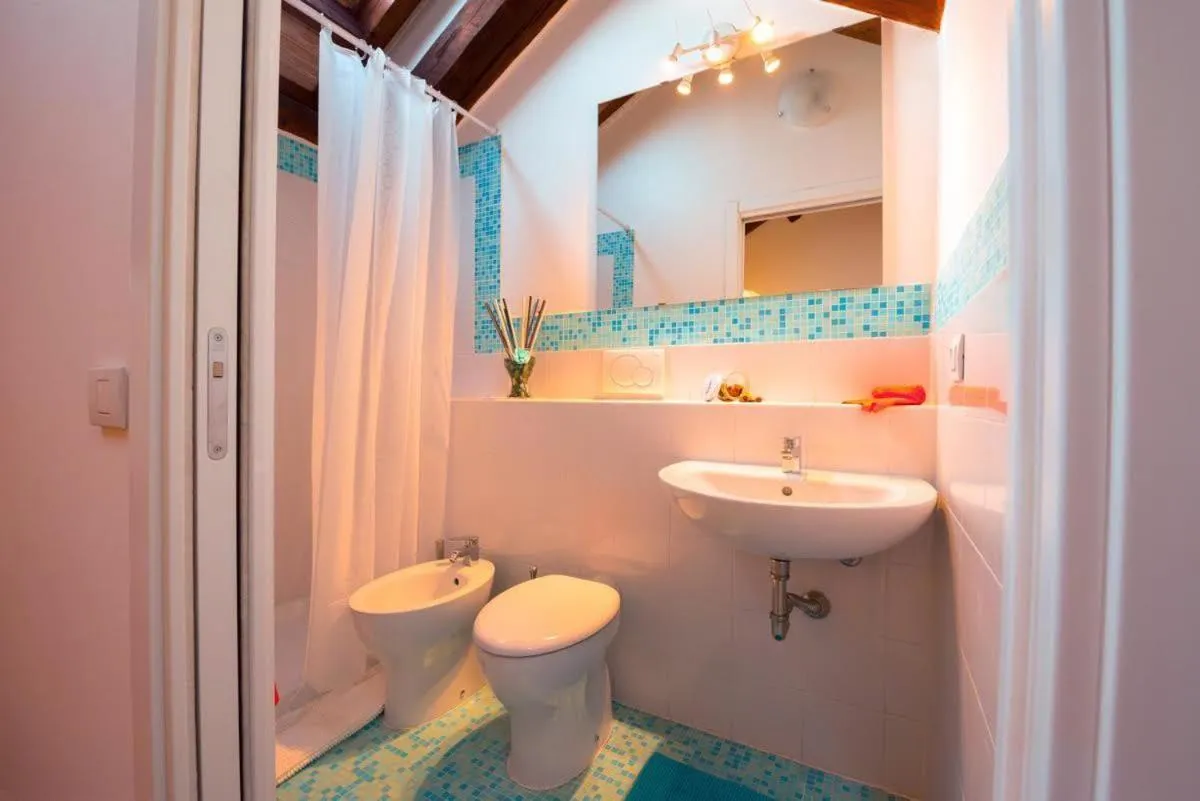 Bathroom in Via Breda 120