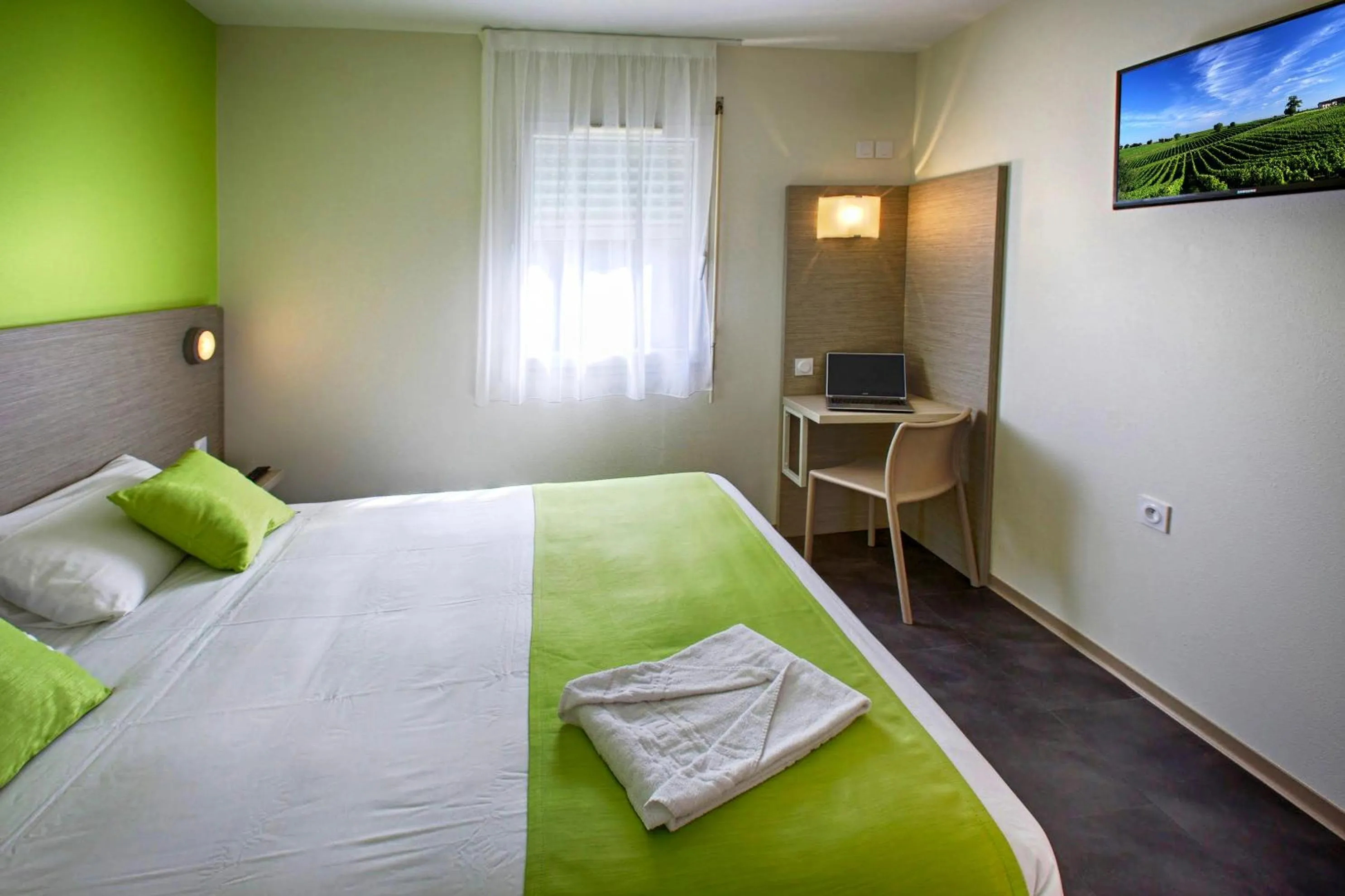 Photo of the whole room, Bed in Hôtel Formules Club 2