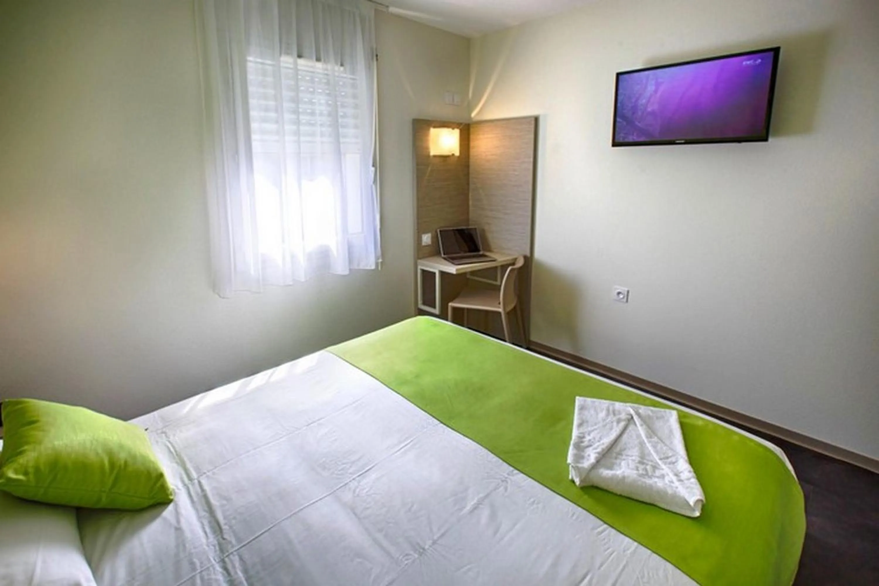 Bed in Hôtel Formules Club 2