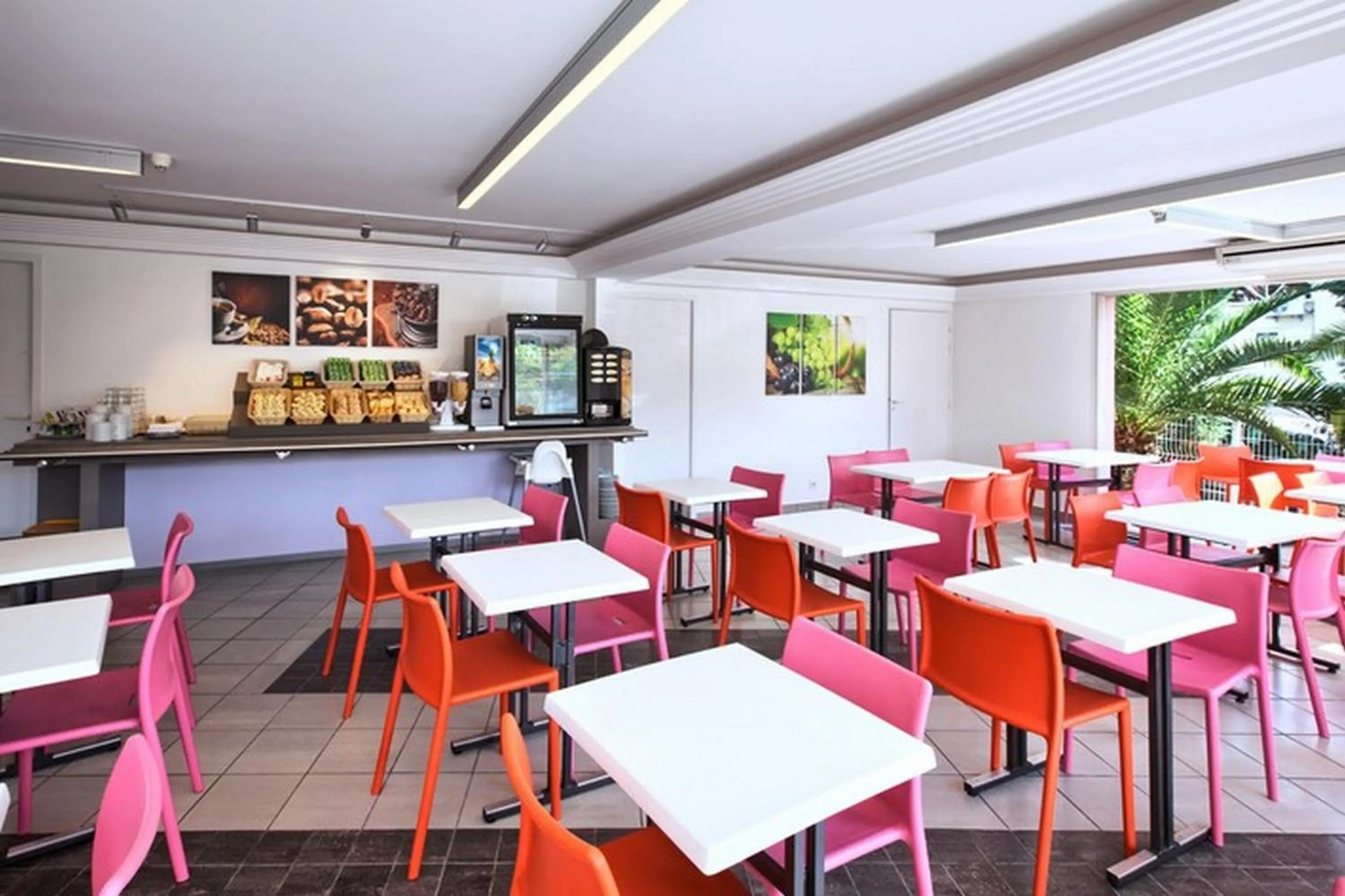 Food and drinks in Hôtel Formules Club 2