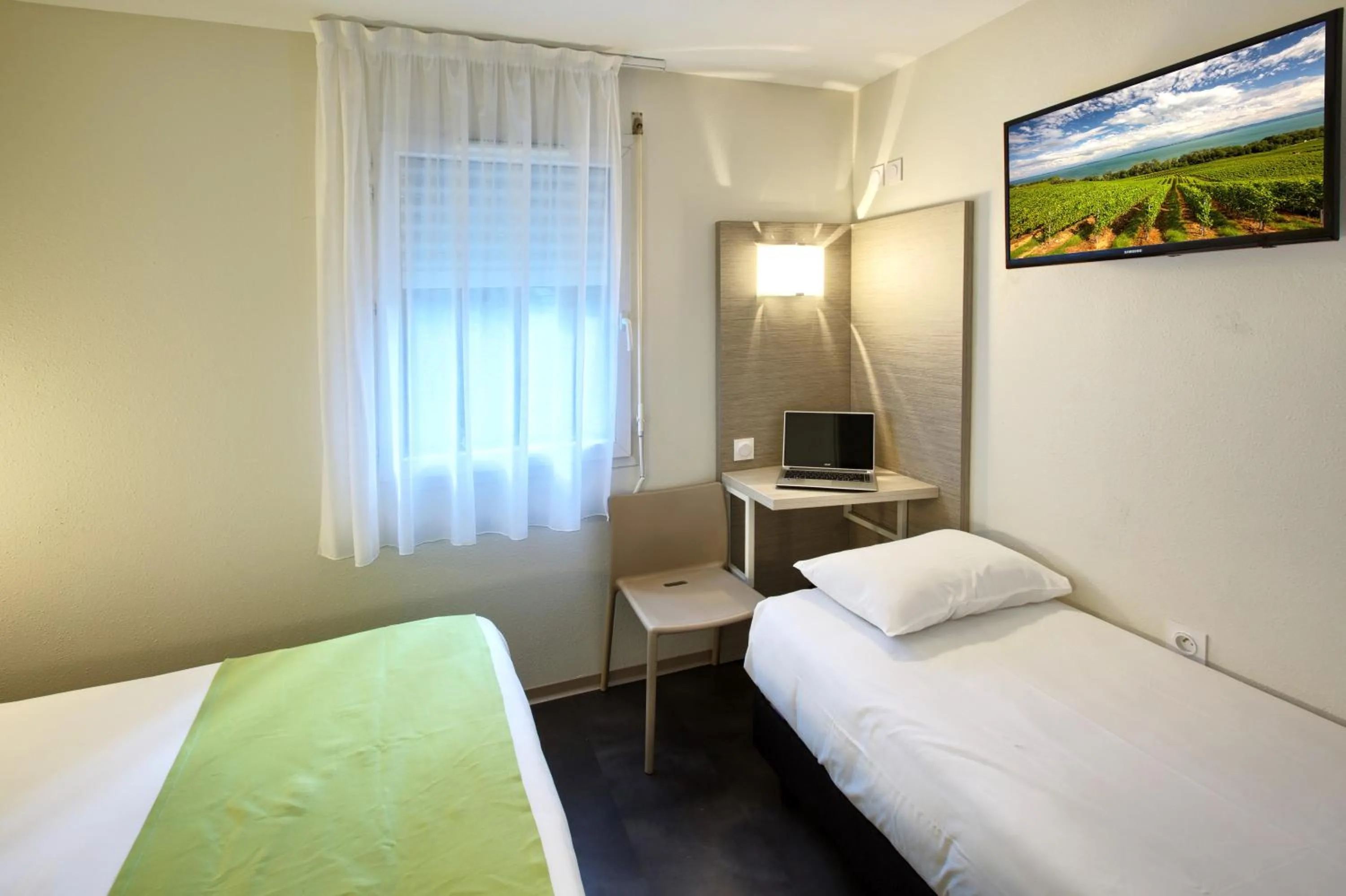 Photo of the whole room, Bed in Hôtel Formules Club 2