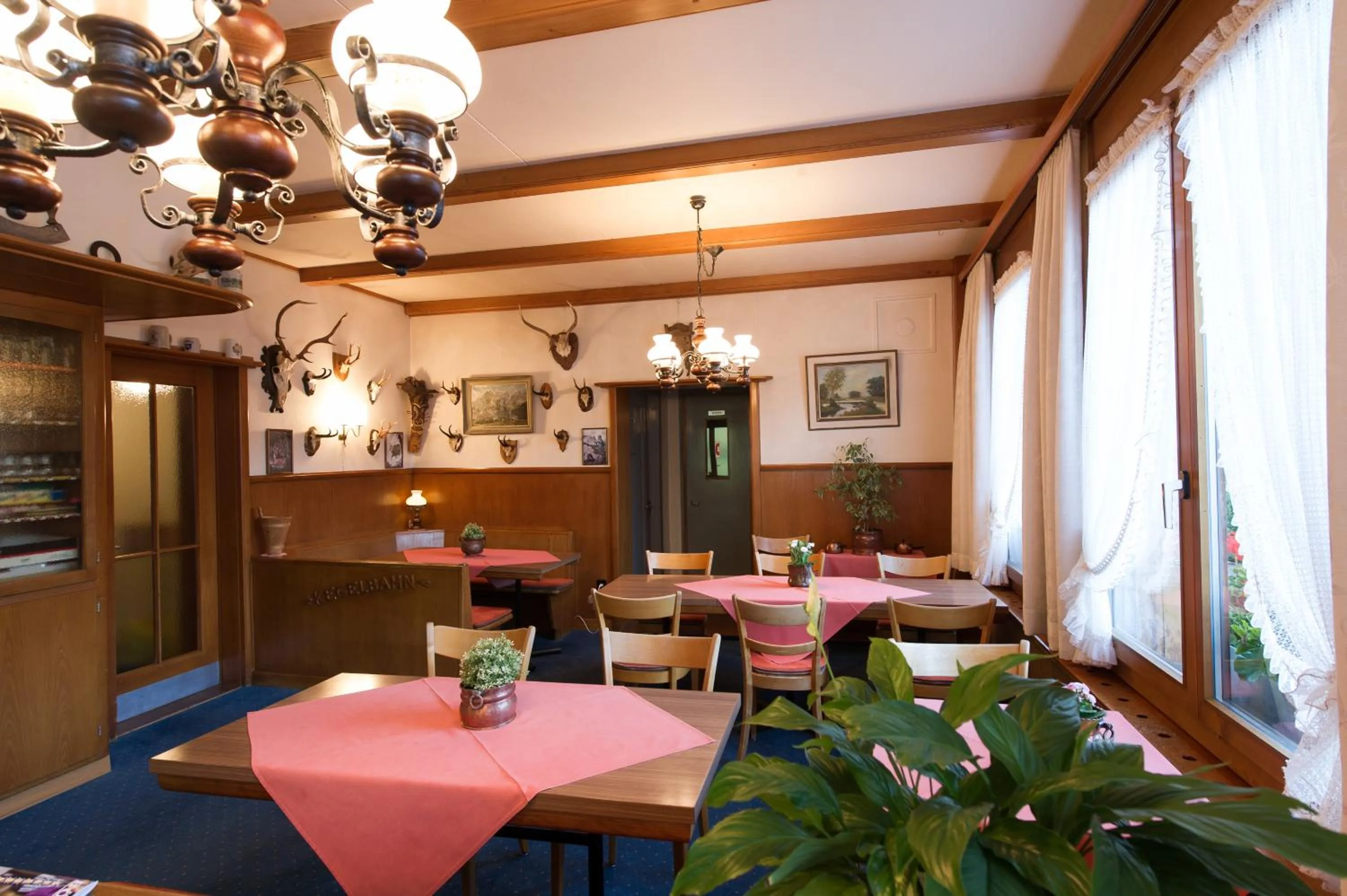 Lounge or bar in Alpina Boutique Hotel Interlaken - Ringgenberg - Adults only !