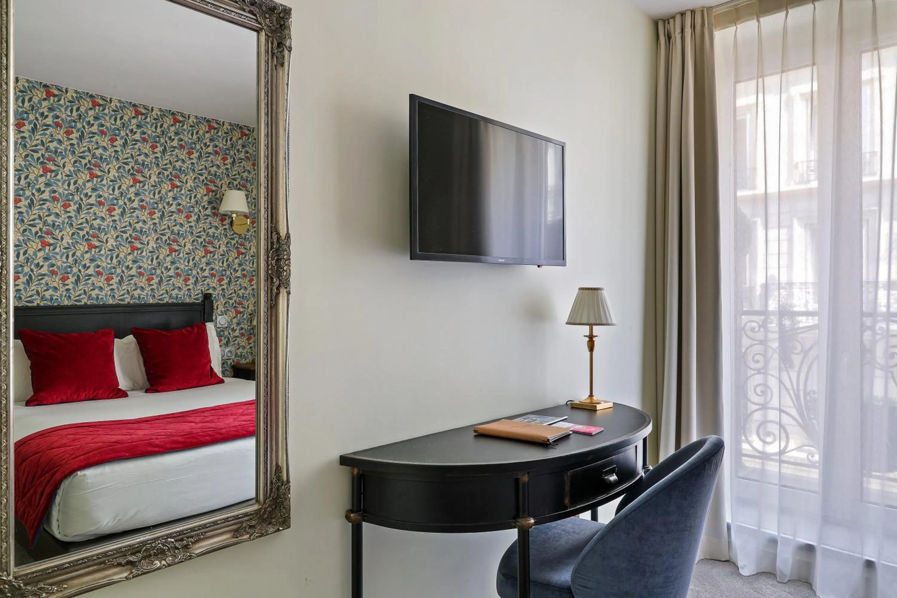 Bed in Hôtel de Sèvres