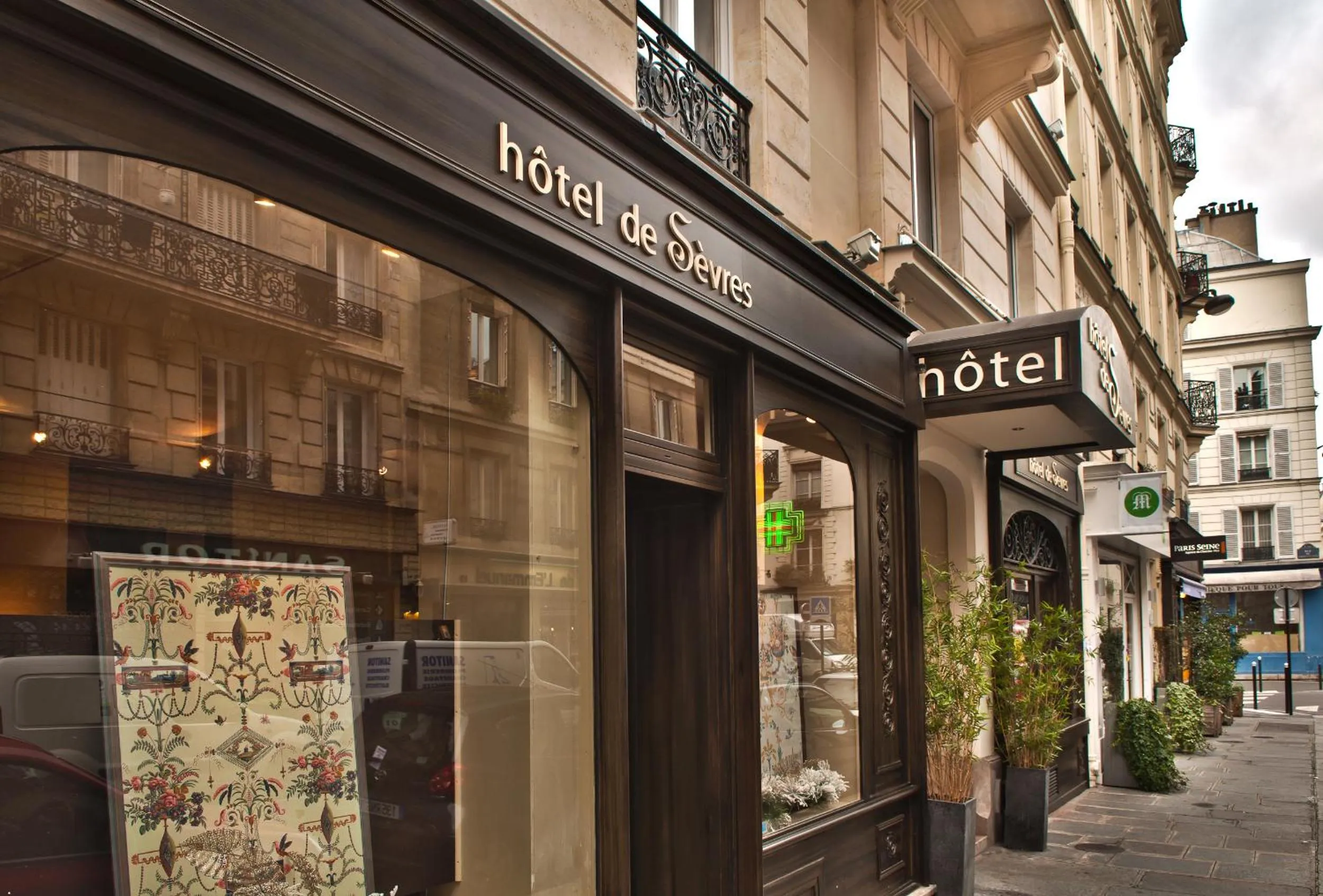 Facade/entrance in Hôtel de Sèvres