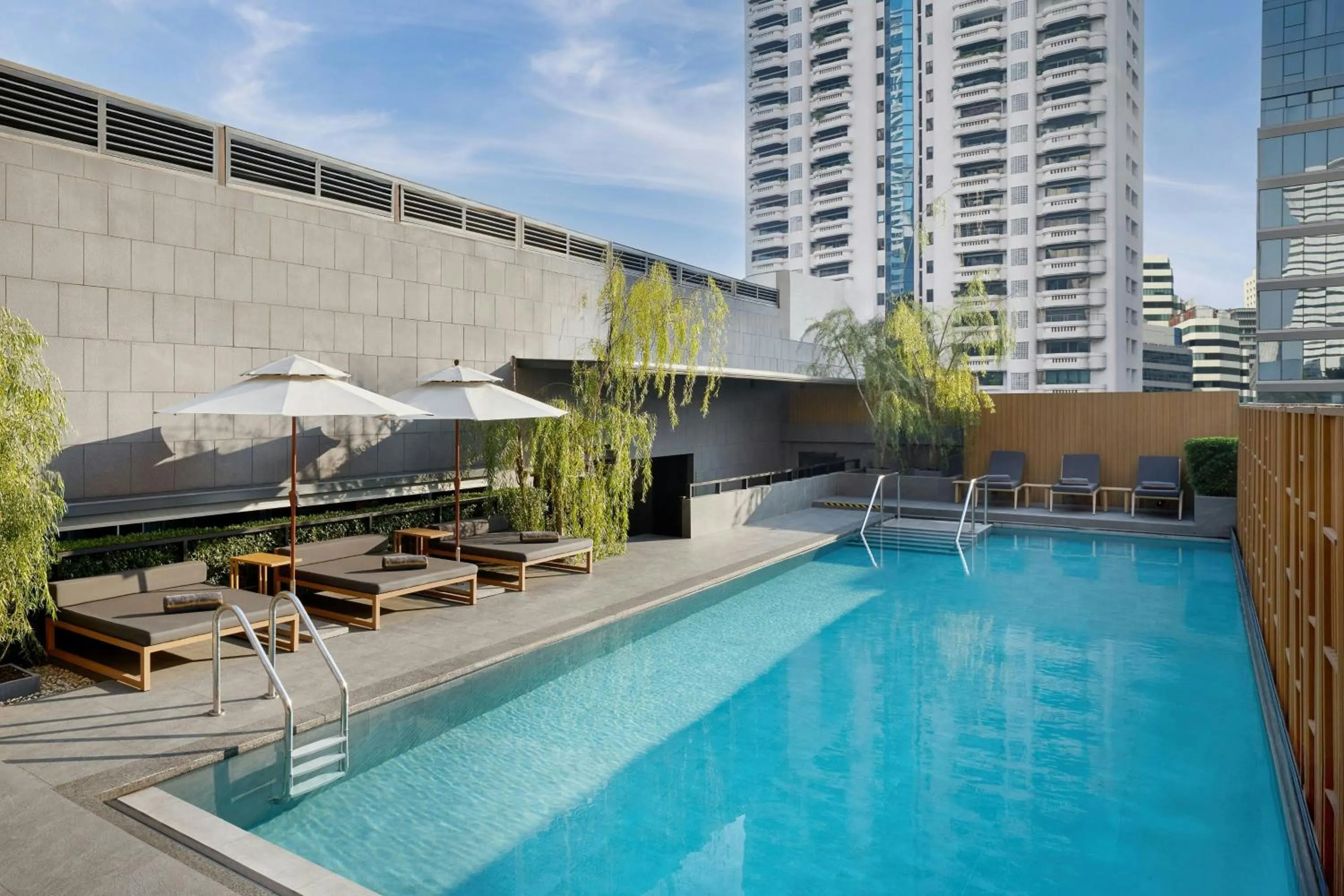 Swimming pool in Courtyard by Marriott Bangkok Sukhumvit 20