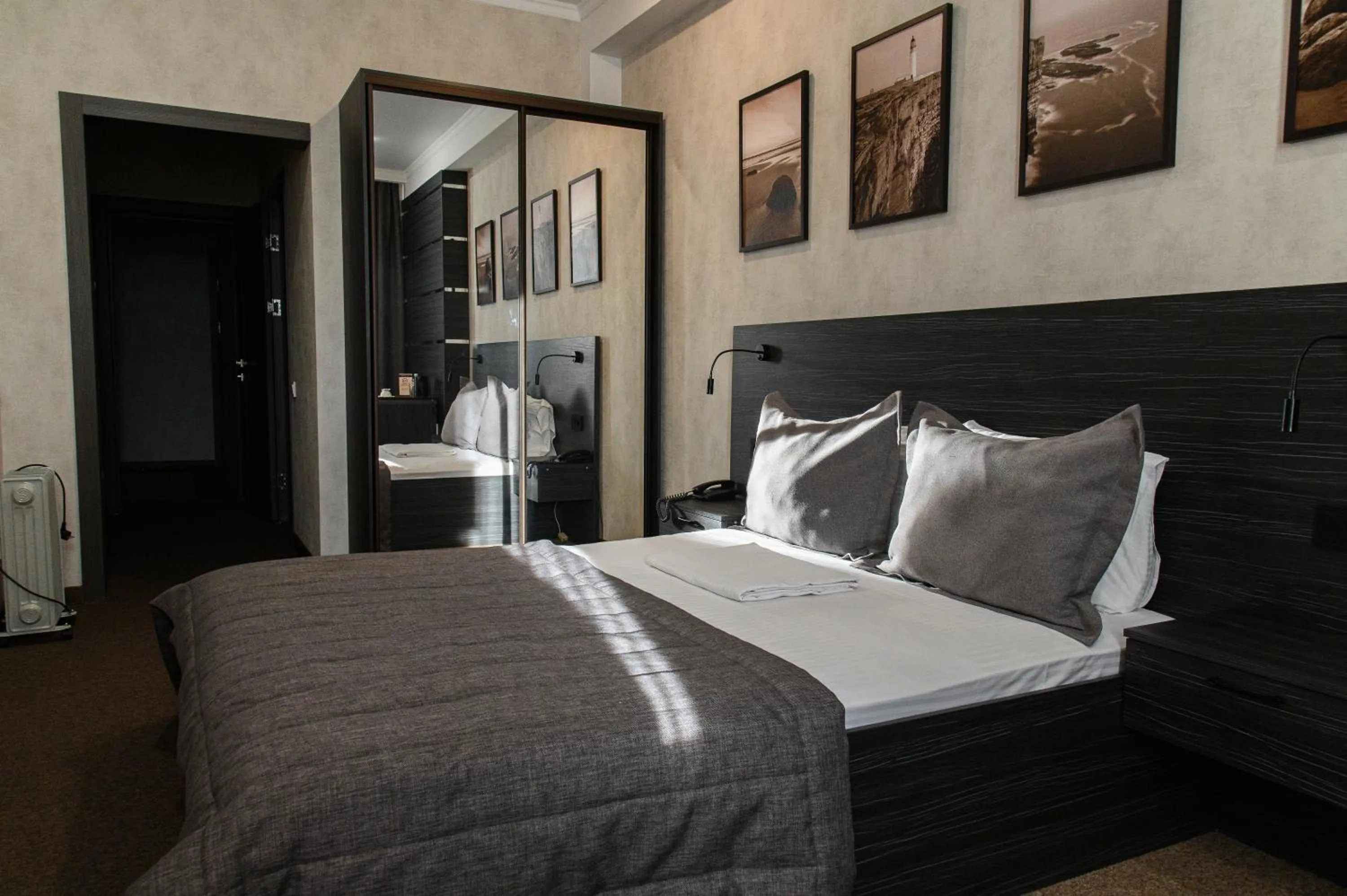 Photo of the whole room, Bed in Meridian