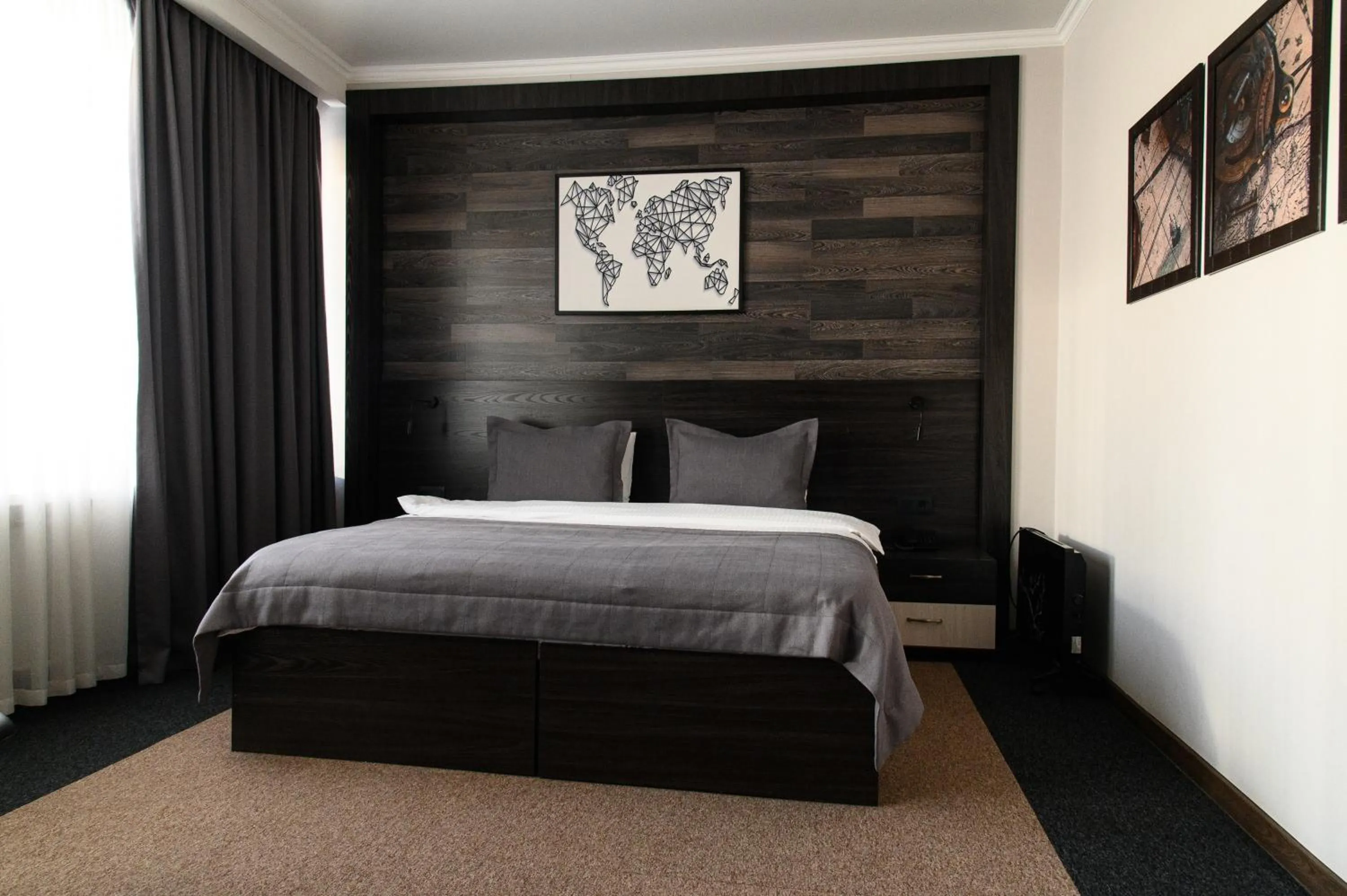 Photo of the whole room, Bed in Meridian