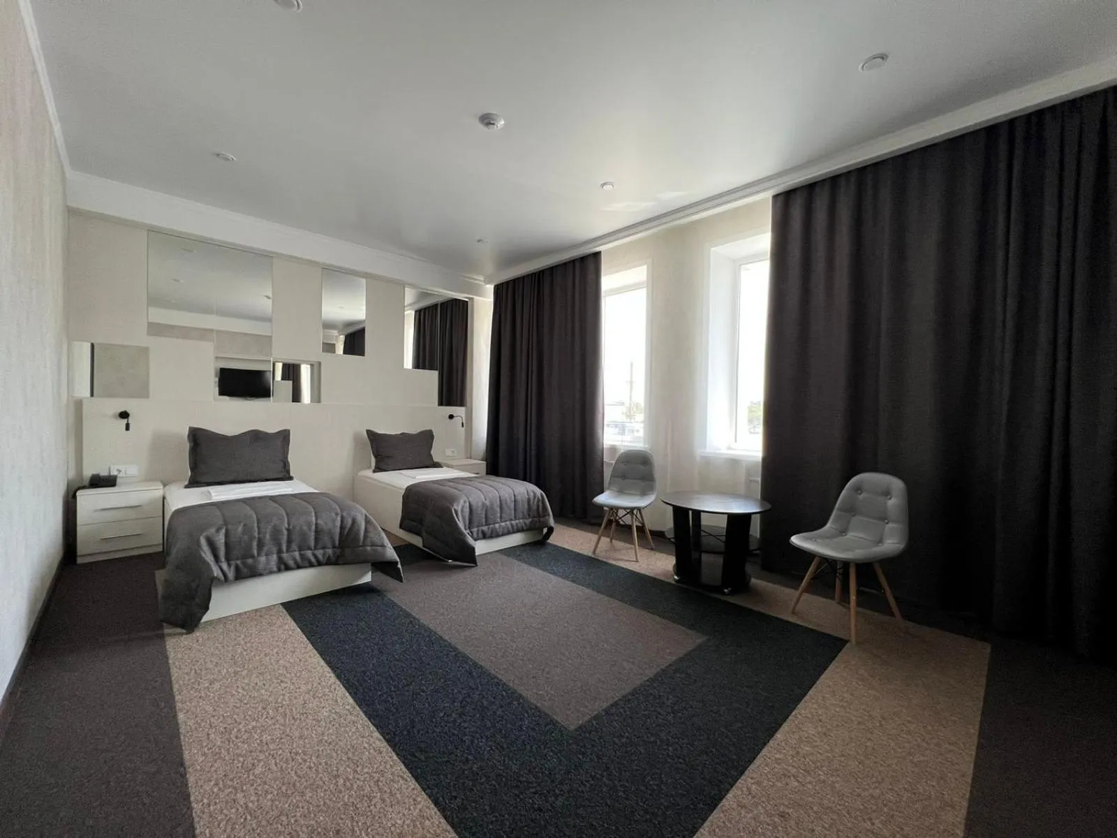 Photo of the whole room, Bed in Meridian