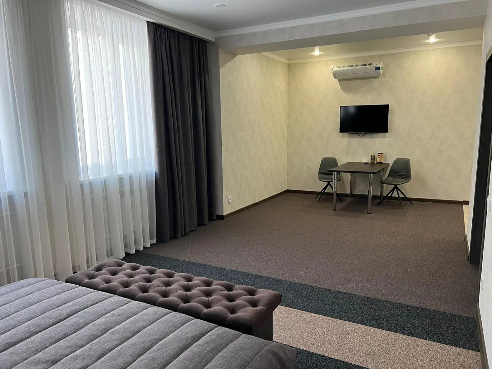 Photo of the whole room in Meridian