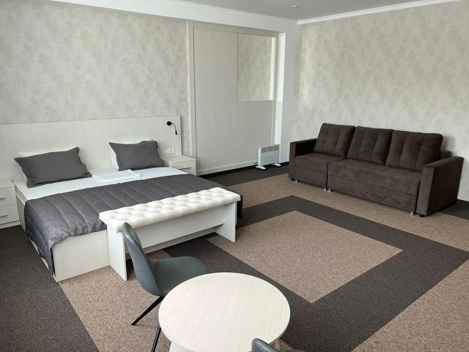 Photo of the whole room, Bed in Meridian