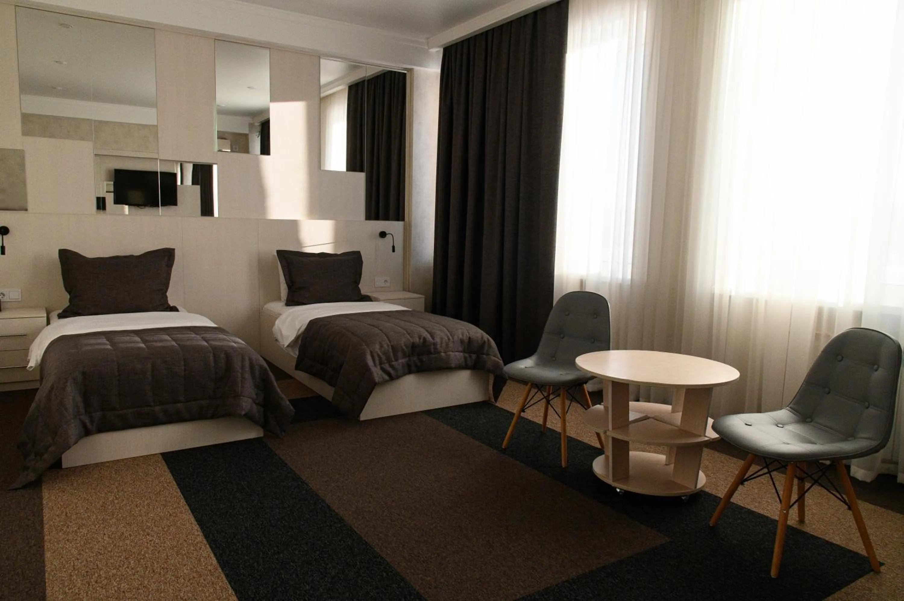 Photo of the whole room, Bed in Meridian